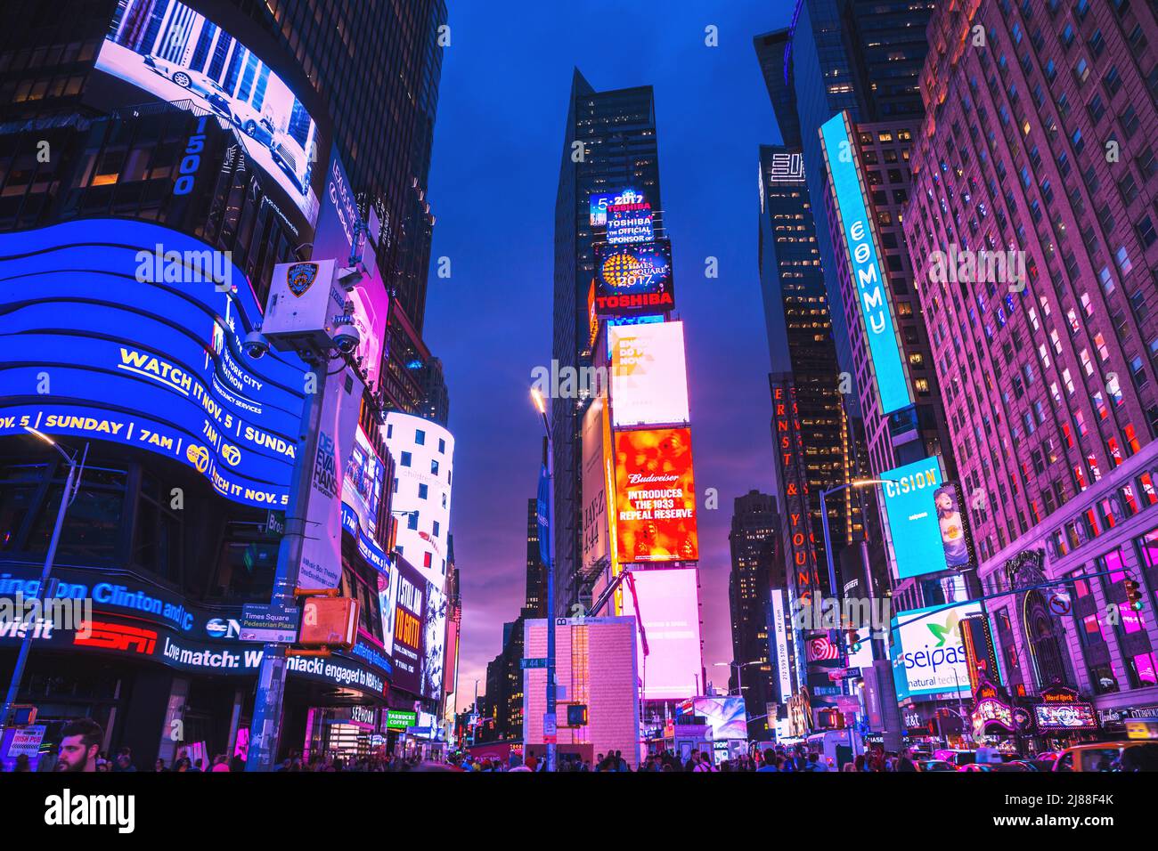 New York City, Vereinigte Staaten - 3. November 2017: Blick vom Times Square in der Dämmerung am Abend. Stockfoto