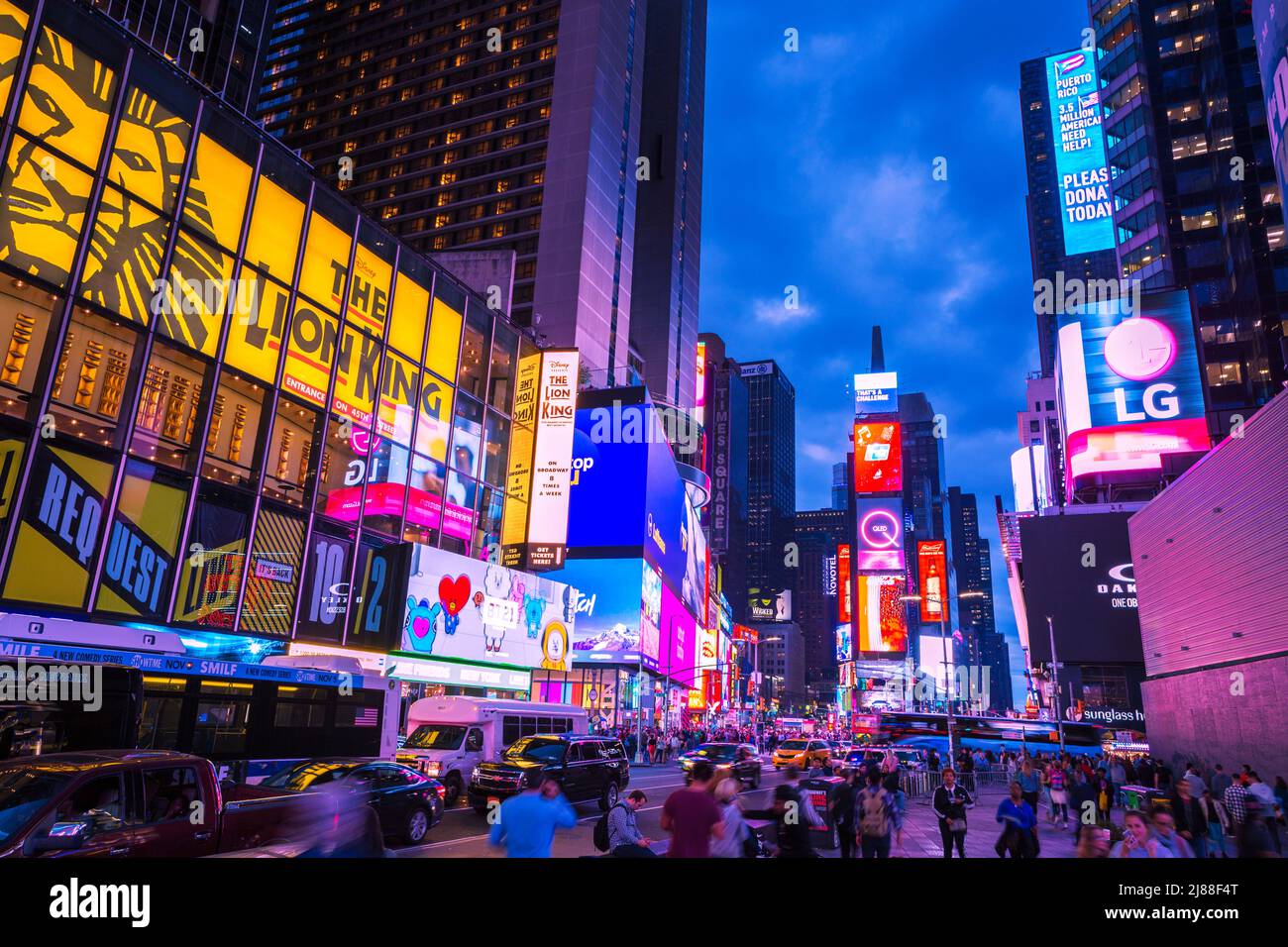 New York City, USA - 3. November 2017: Times Square in der Abenddämmerung. Stockfoto