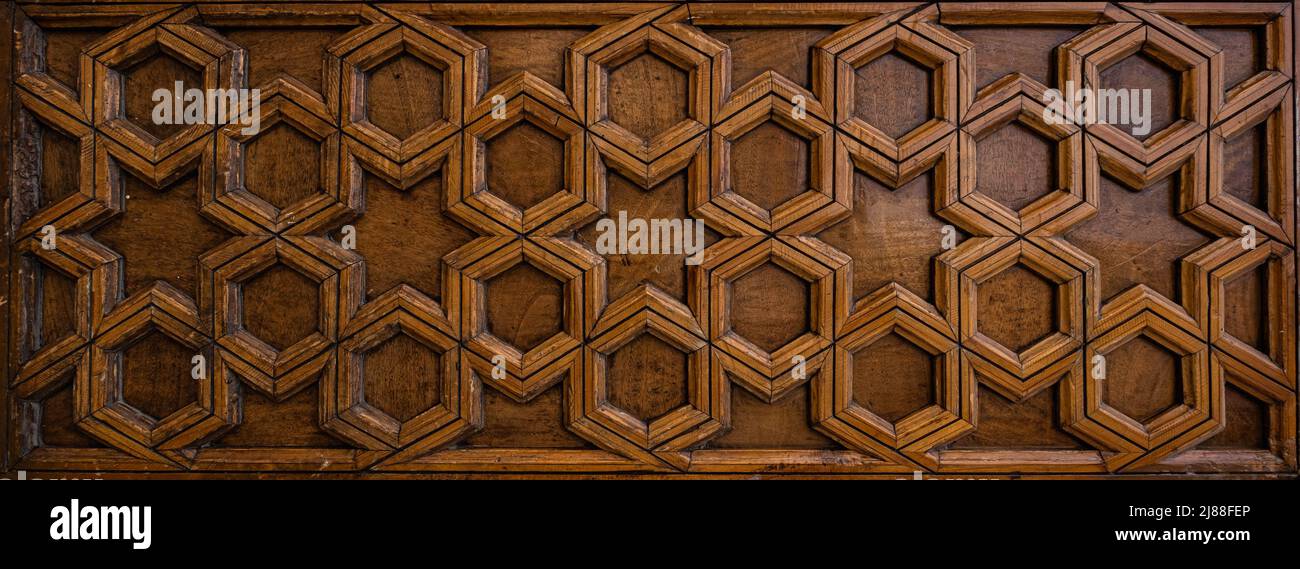 Orientalisches Muster, geometrische Verzierung auf Holzhintergrund Stockfoto