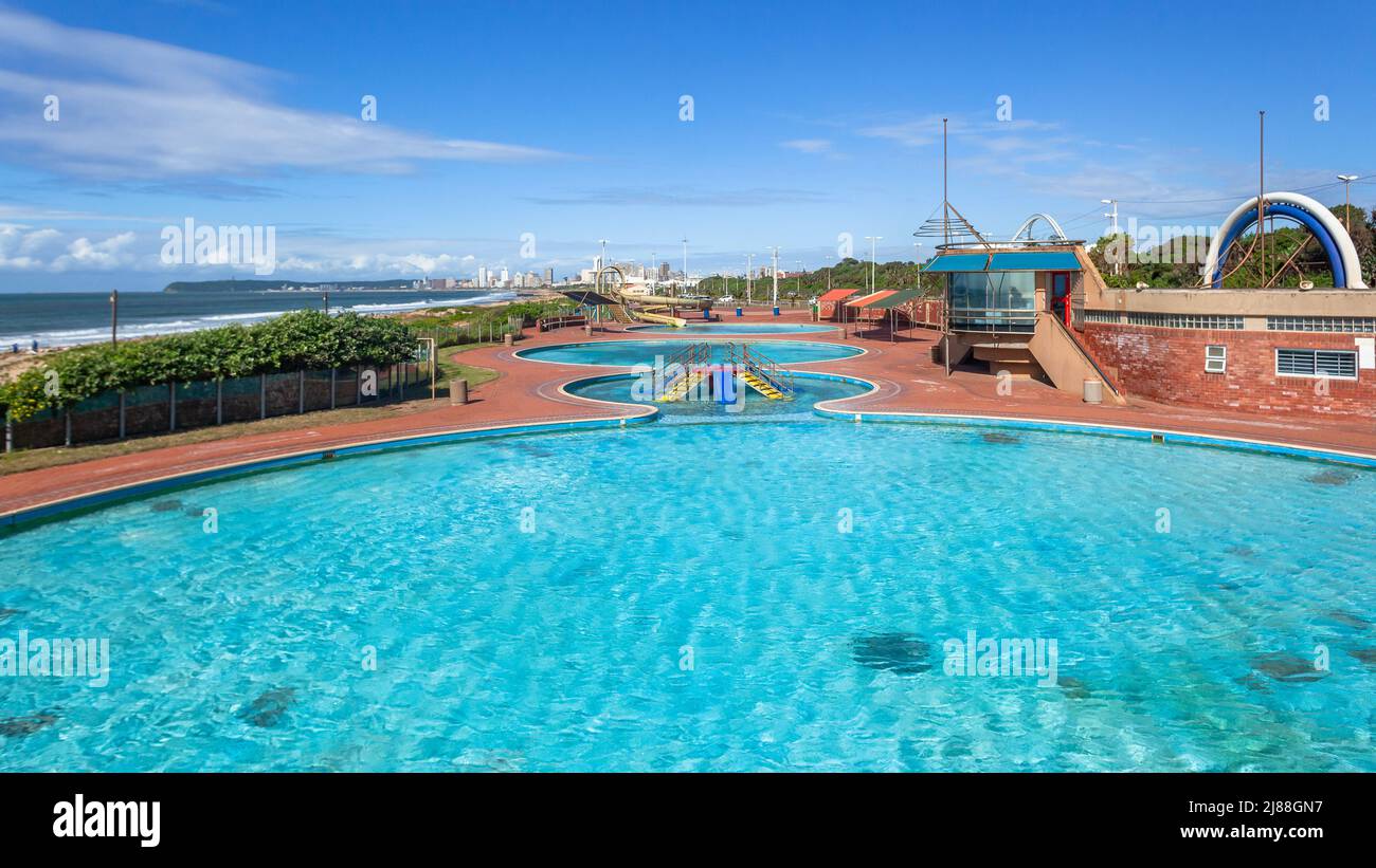 Swimmingpools eine öffentliche Ferienanlage entlang der Strandlandschaft von Durban. Stockfoto