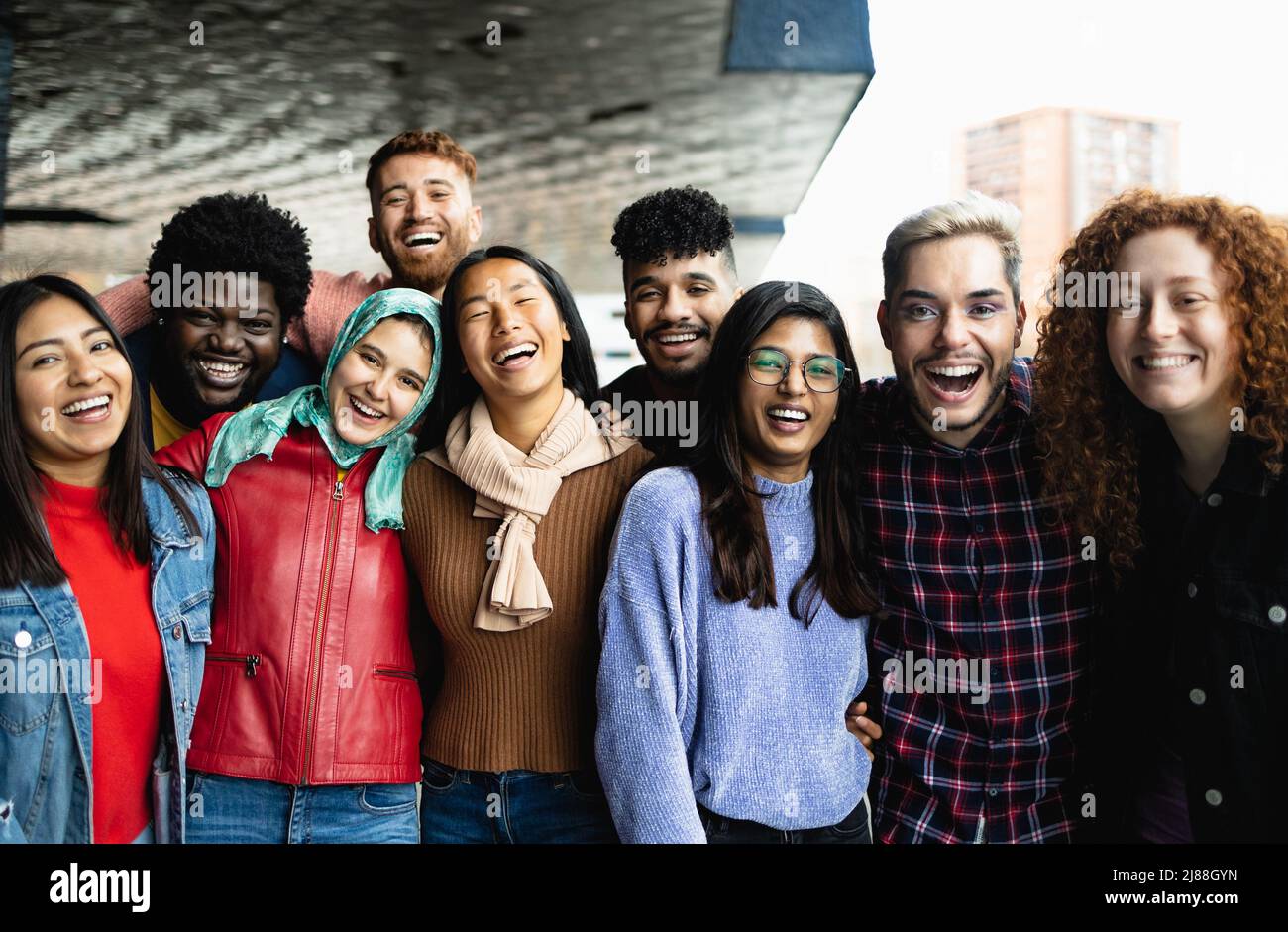 Junge, multiethnische Freunde, die gemeinsam Spaß in der Stadt haben - Freundschafts- und Diversitätskonzept Stockfoto