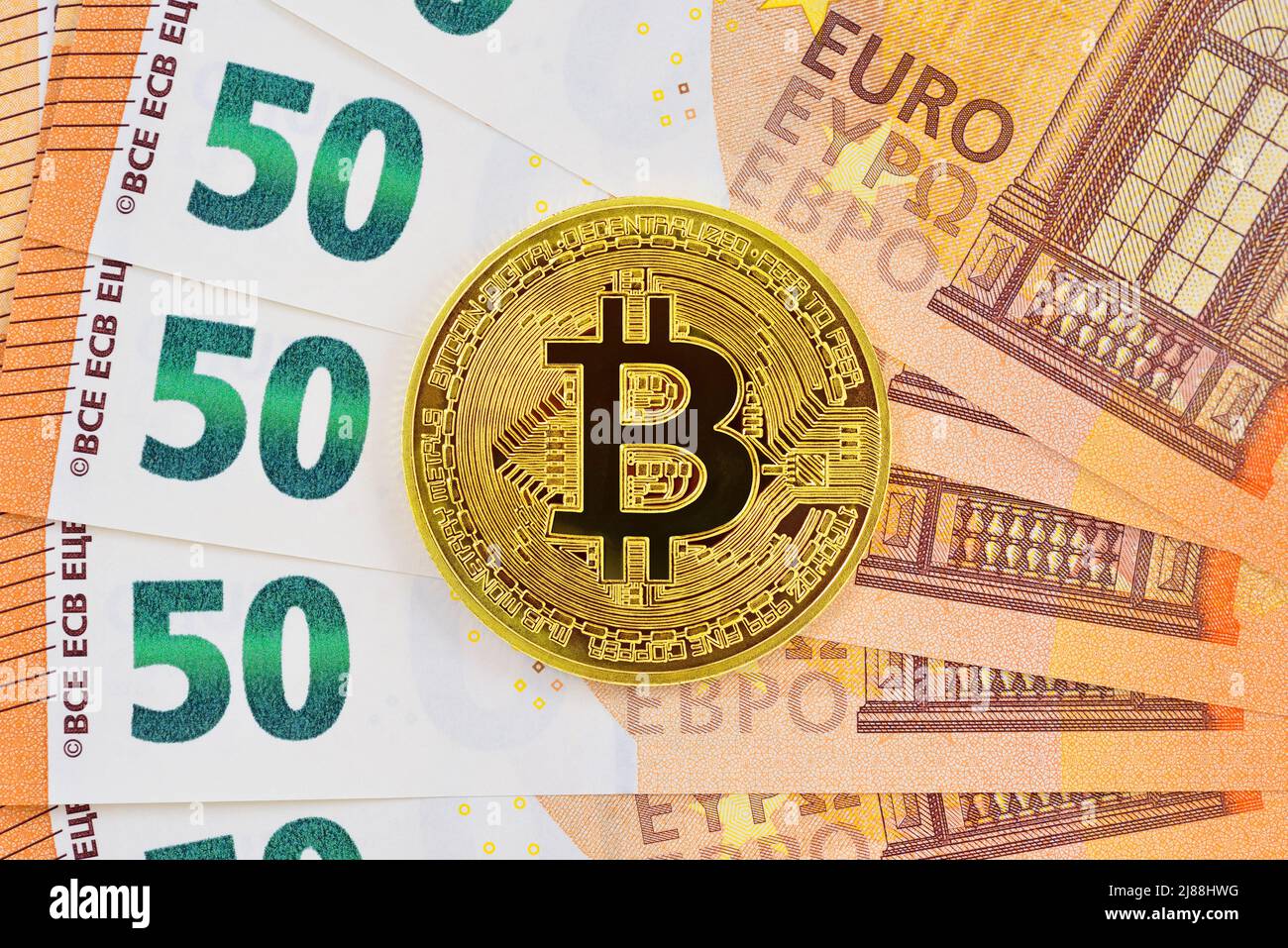 Bitcoin und Euro Notes, Close Up Stockfoto