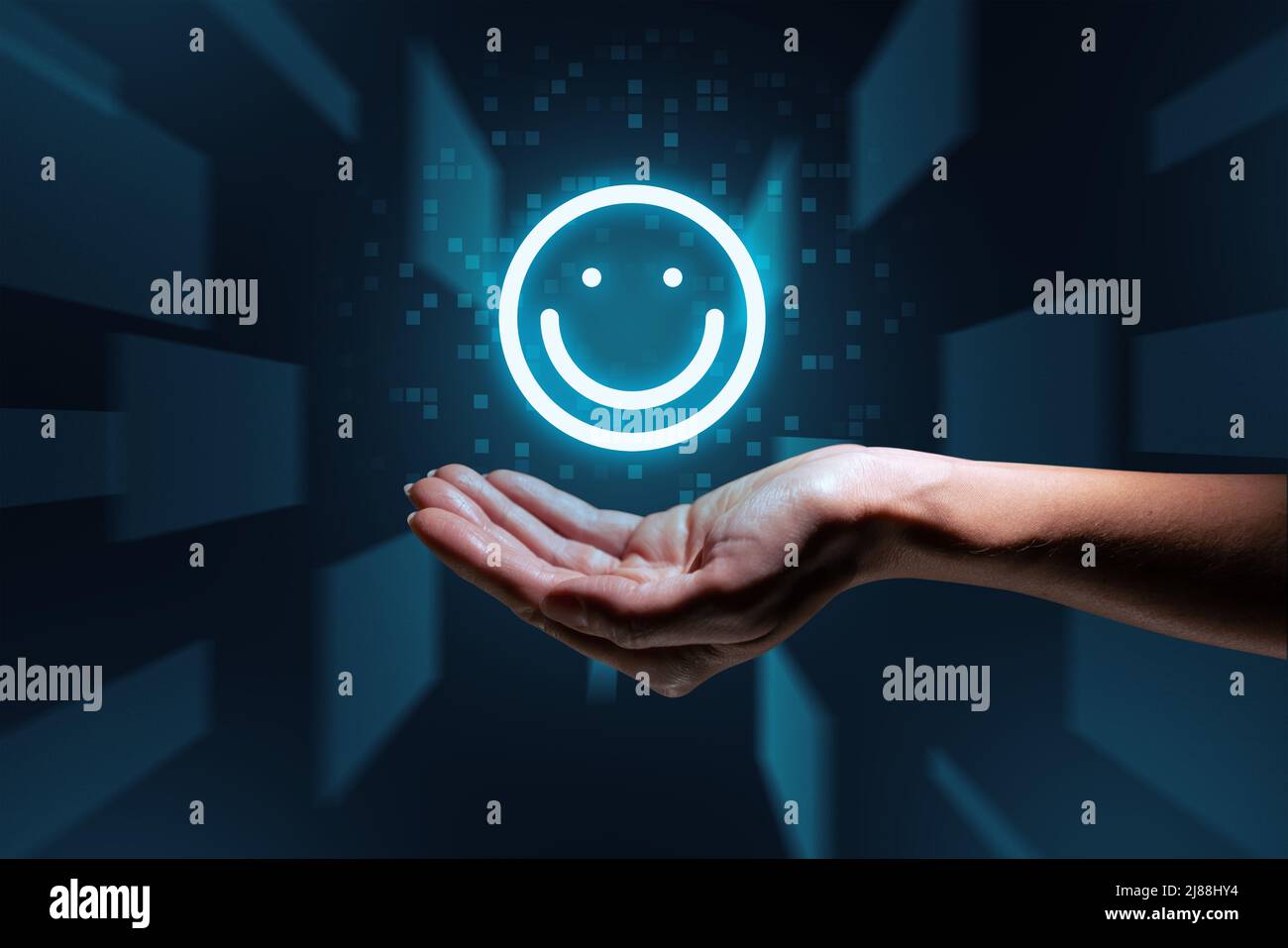 Gute Laune Konzept. Emoticon Hologramm über der Hand Stockfoto