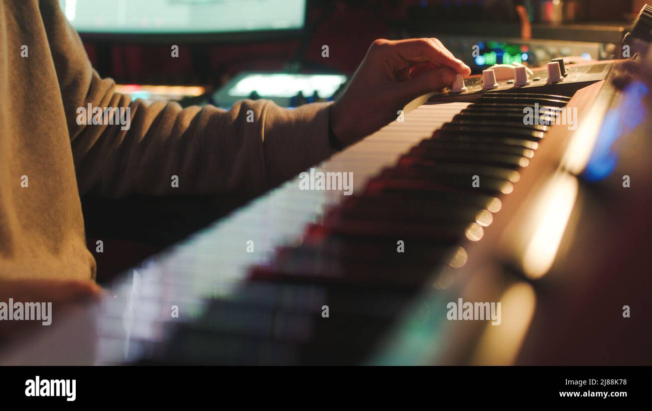 Hand auf Klavier während der Studioaufnahme Stockfoto