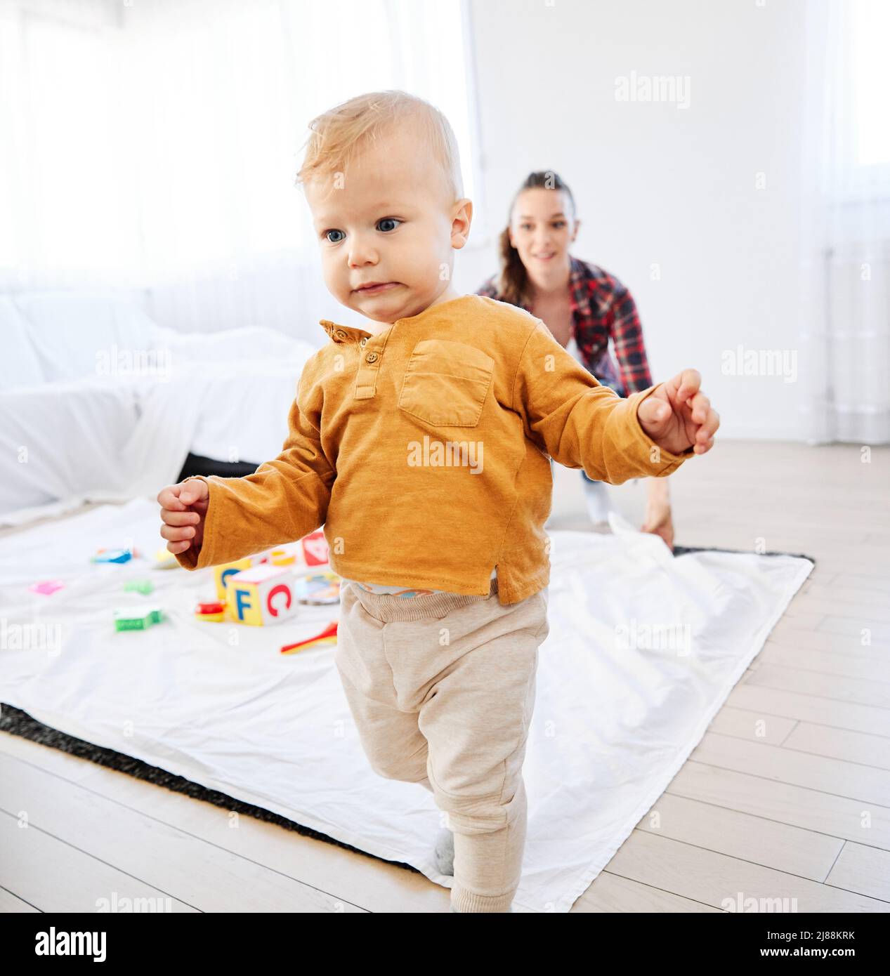 Kind Baby junge spielen Kindheit ersten Schritt zu Fuß Kleinkind niedlich Spaß wenig Stockfoto
