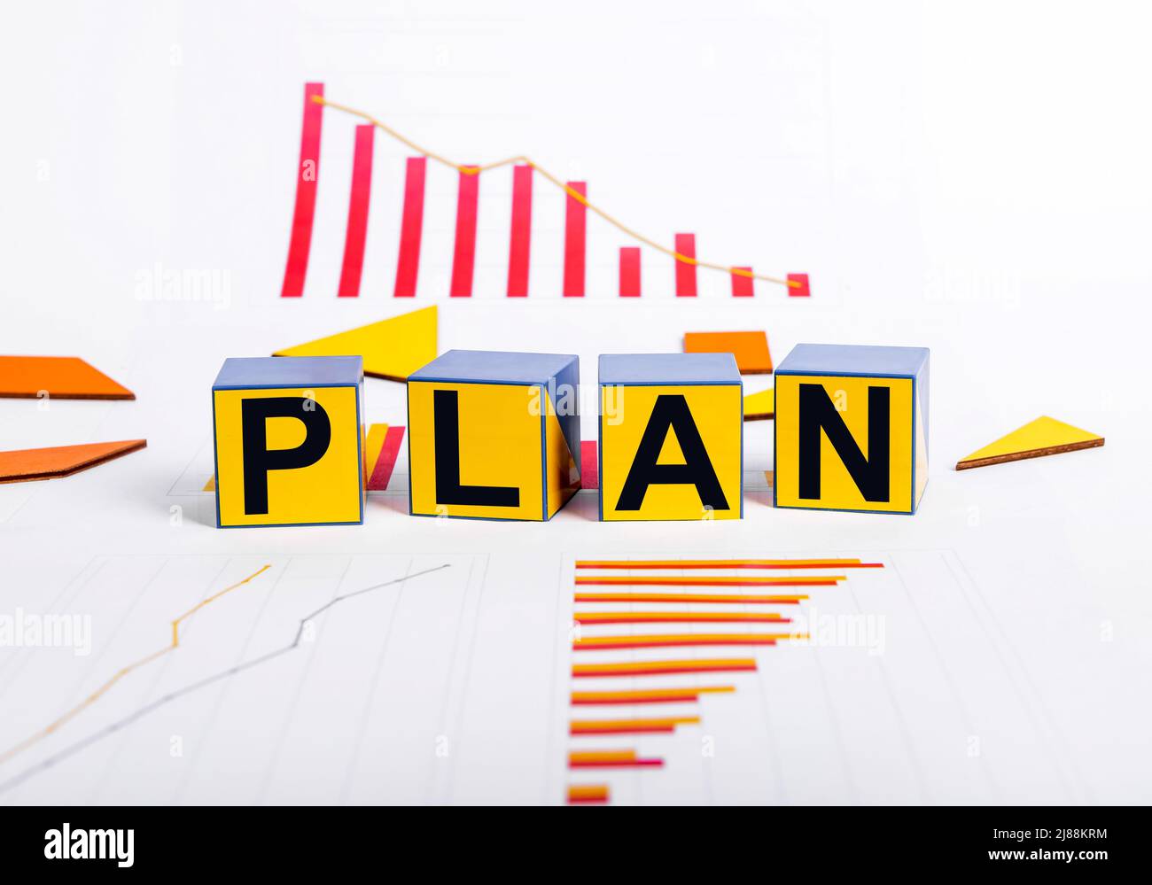 Erholung der Wirtschaftskrise. Würfel mit Wortplan und Diagrammen, die die Rezession im Geschäft zeigen. Strategie zur Überwindung finanzieller Probleme und Verlangsamung. Hochwertige Fotos Stockfoto