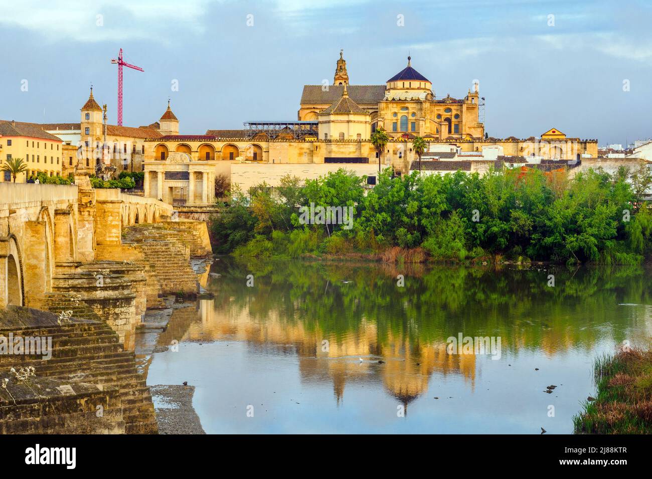 Römische Brücke am Guadalquivir Fluss und die große Moschee (Mezquita Kathedrale) - Cordoba, Spanien Stockfoto