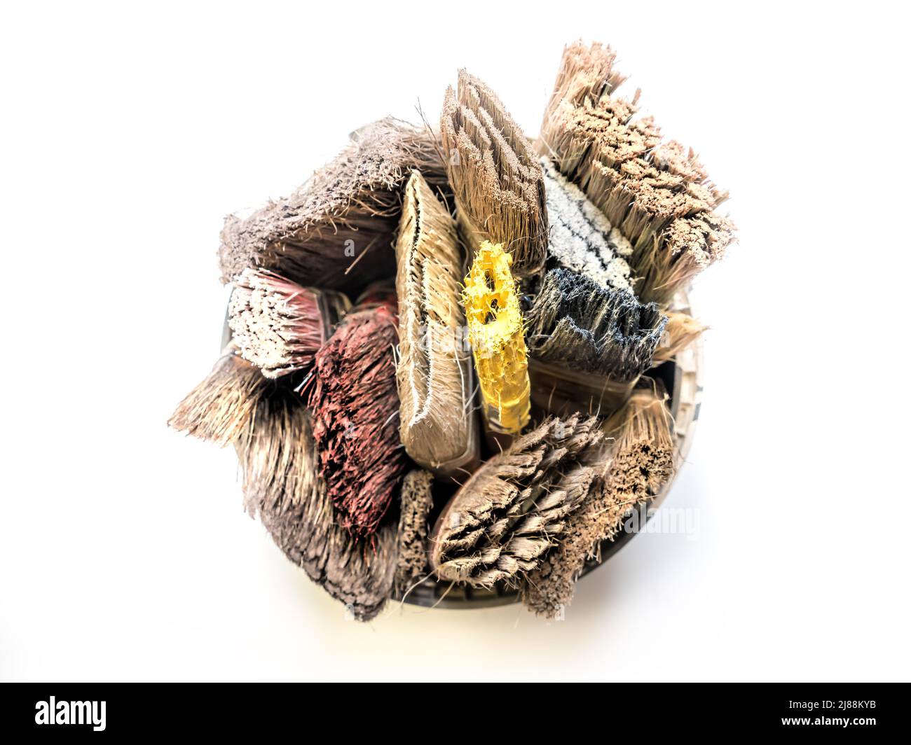 Haufen von gebrauchten und getrockneten Pinsel in Farbeimer von oben geschossen Stockfoto