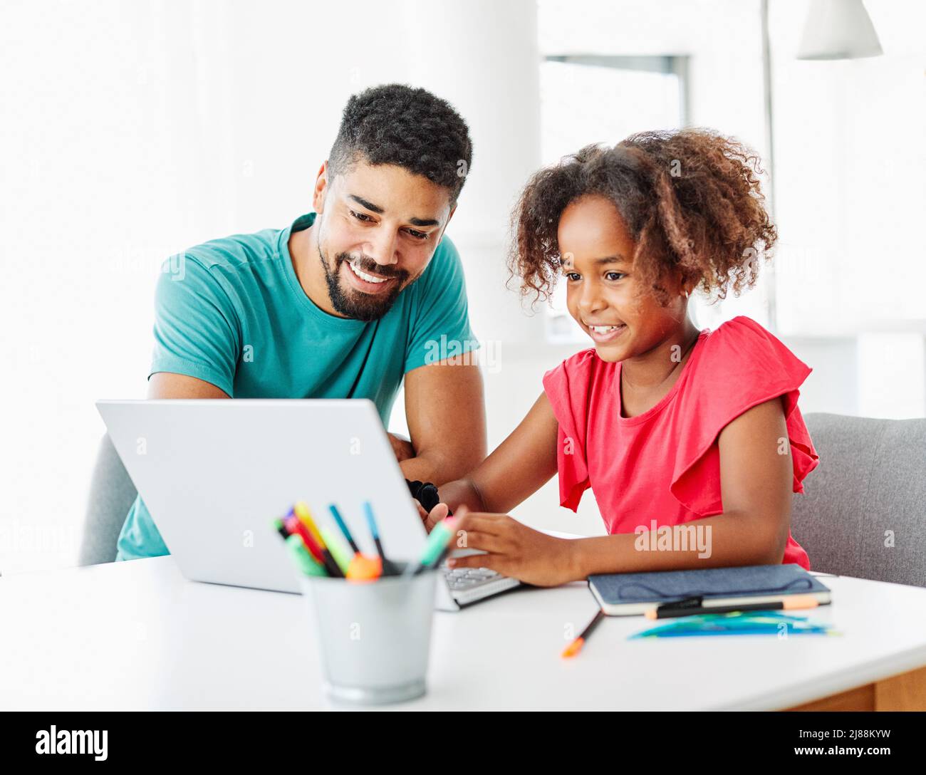 Laptop Computer Bildung Vater Kinder Tochter Mädchen Familie Kindheit Heim Kind Eltern Hausaufgaben Stockfoto