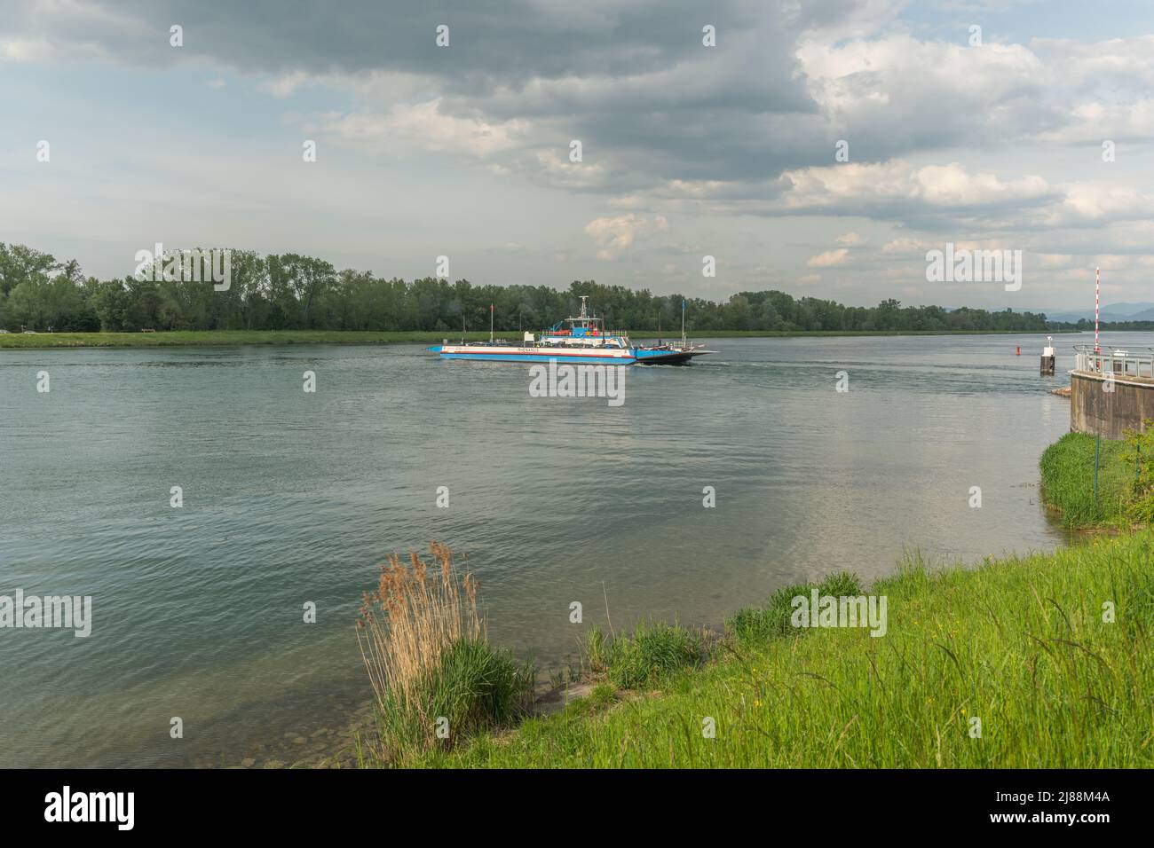 Fähre von Rhinau - Kappel mit Fahrzeugen und Passagieren von Deutschland nach Frankreich. Stockfoto