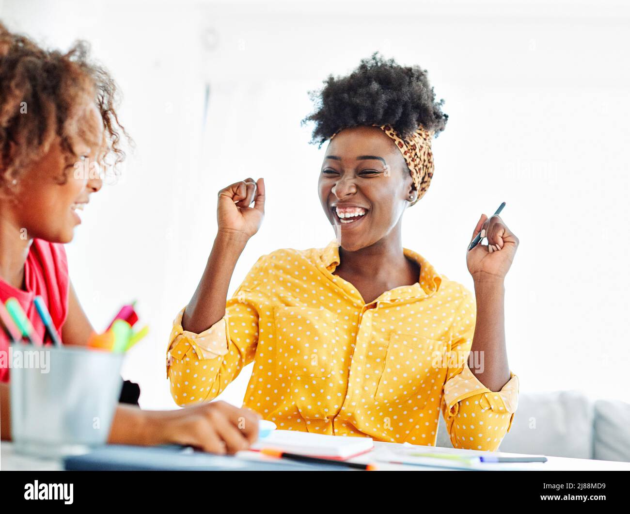Hausaufgaben Unterricht Mädchen Mutter Bildung Kinder Tochter Familie uccess Kind Portrait glücklich schwarzes Mädchen Stockfoto