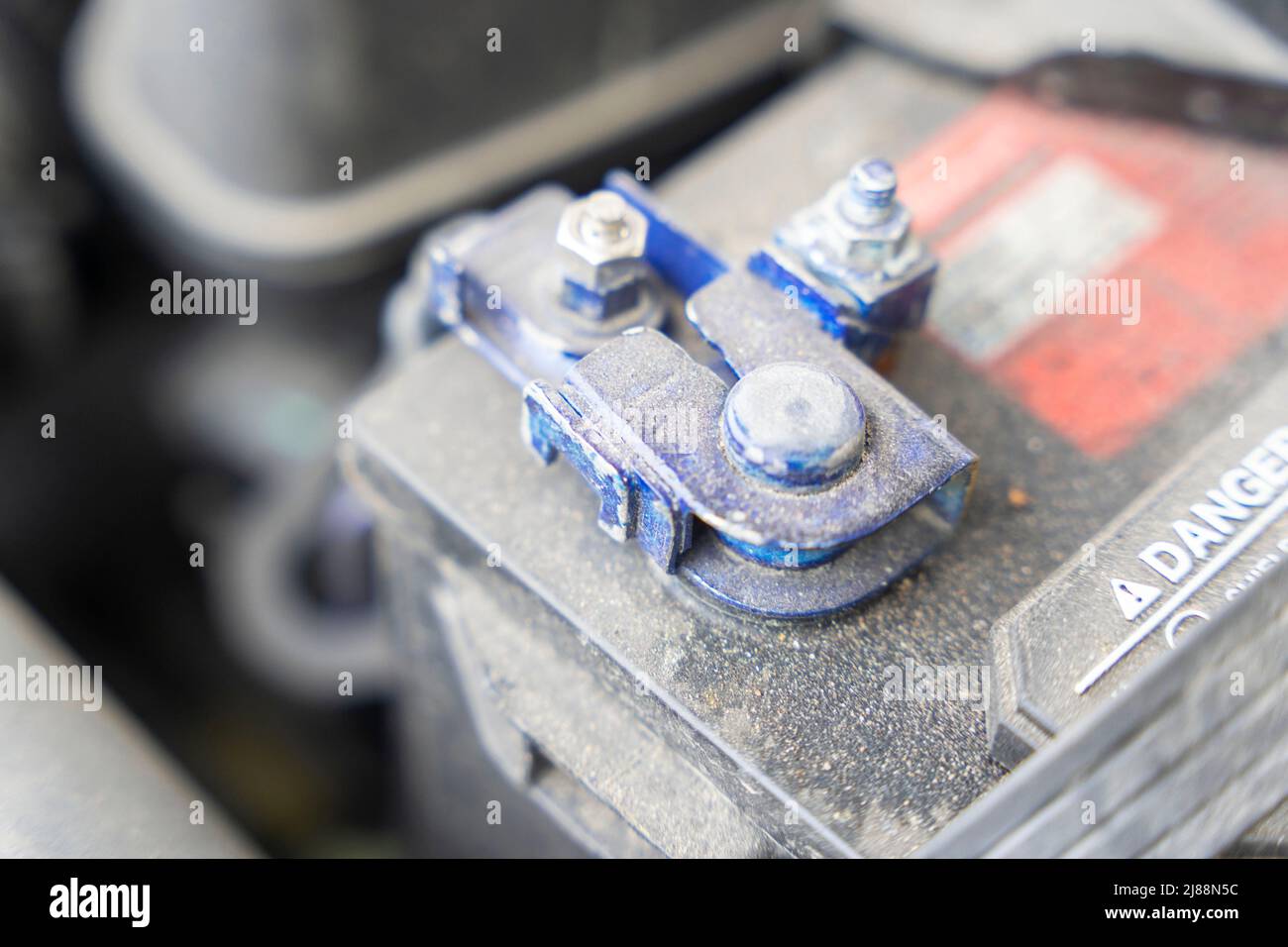 Batterie klemmen in den leeren Wagen Druckspeicher verbunden, während es  voll aufgeladen mit Ladegerät Stockfotografie - Alamy