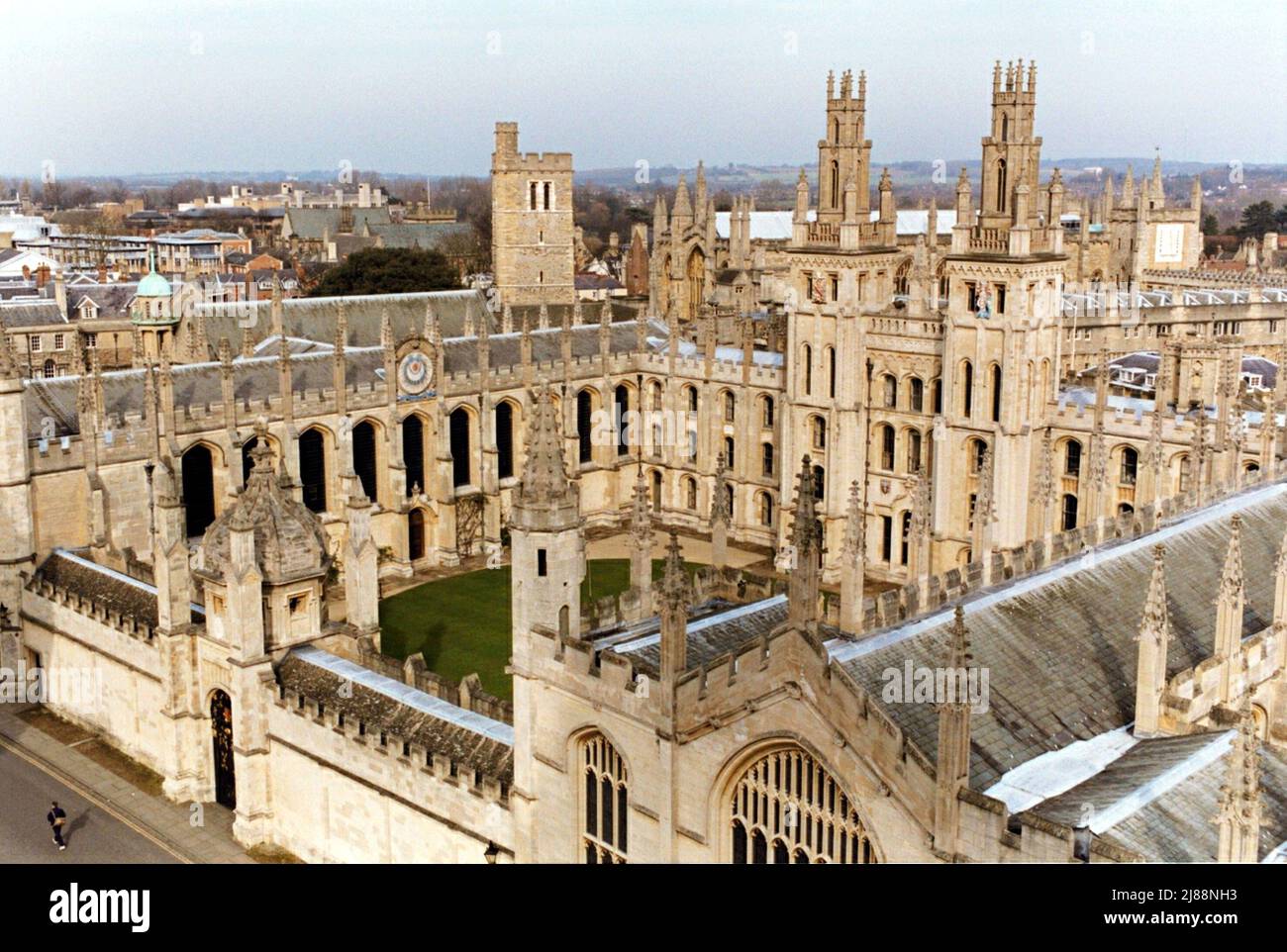 Das Foto der Akte vom 06/03/01 zeigt eine Gesamtansicht des All Souls' College von der Church of St Mary the Virgin, Oxford University. Im Hintergrund rechts befindet sich das New College. Auf der linken Seite befindet sich das alte Viereck des Hertford College. Bildungsminister Nadhim Zahawi hat sich gegen die Idee gedrängt, dass Elite-Universitäten wie Oxford und Cambridge das System "kippen" sollten, um mehr Schüler von staatlichen Schulen aufzunehmen. Ausgabedatum: Samstag, 14. Mai 2022. Stockfoto