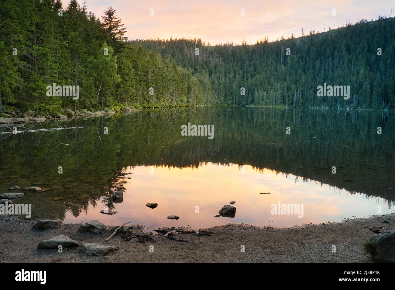 Schöner See Certovo jezero im Böhmerwald, Tschechien. Nach Sonnenuntergang. Stockfoto