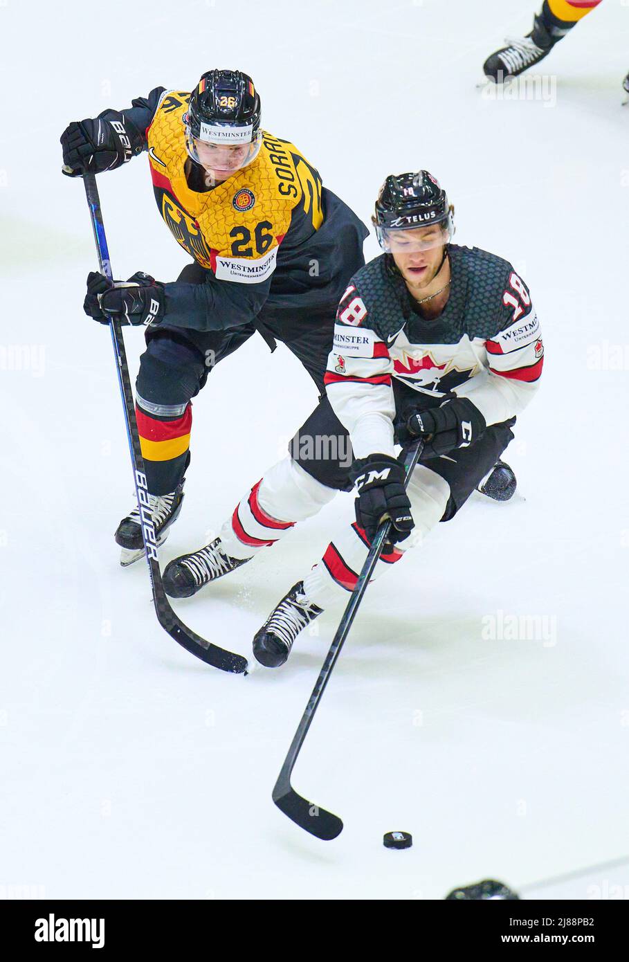 Helsinki, Finnland. 13.. Mai 2022. Samuel Soramies Nr.26 aus Deutschland tritt an, kämpft um den Puck gegen Dawson Mercer Nr. 18 aus Kanada im Spiel DEUTSCHLAND - KANADA 3-5 IIHF EISHOCKEY WELTMEISTERSCHAFT Gruppe B in Helsinki, Finnland, 13. Mai 2022, Saison 2021/2022 © Peter Schatz / Alamy Live News Quelle: Peter Schatz/Alamy Live News Stockfoto