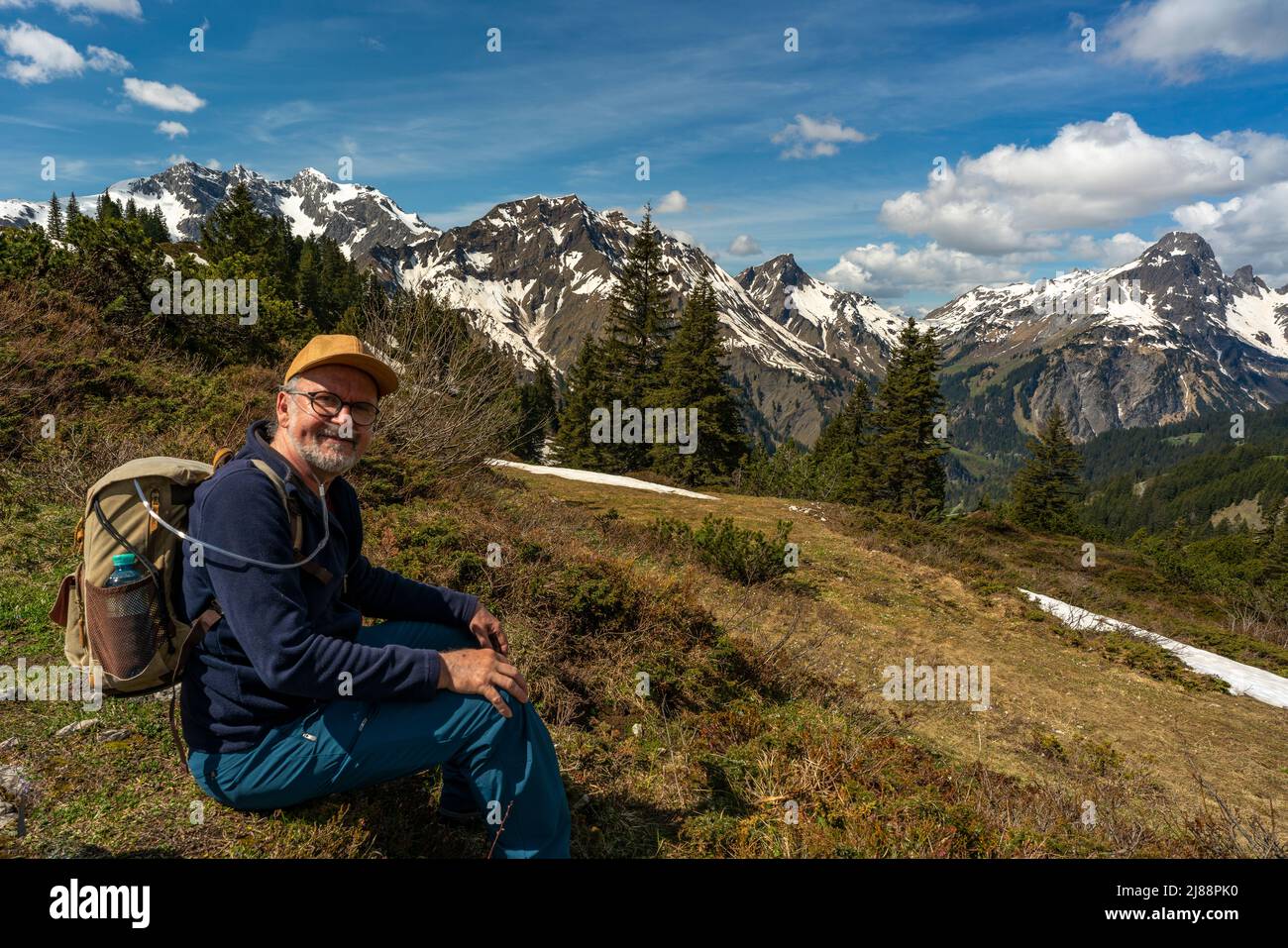 Wanderer mit Sauerstoffstützung im Bregenzerwald auf dem Weg zum Körbersee. Nach Covid-19 inkl. 1 Monat Koma ist es die erste Bergtour. Stockfoto