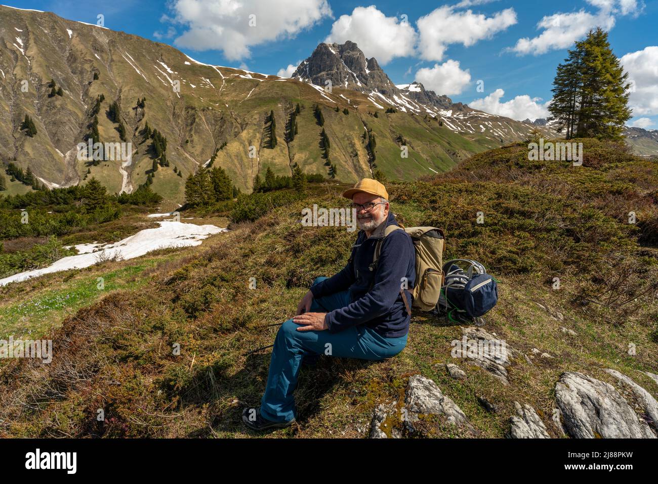 Wanderer mit Sauerstoffstützung im Bregenzerwald auf dem Weg zum Körbersee. Nach Covid-19 inkl. 1 Monat Koma ist es die erste Bergtour. Stockfoto