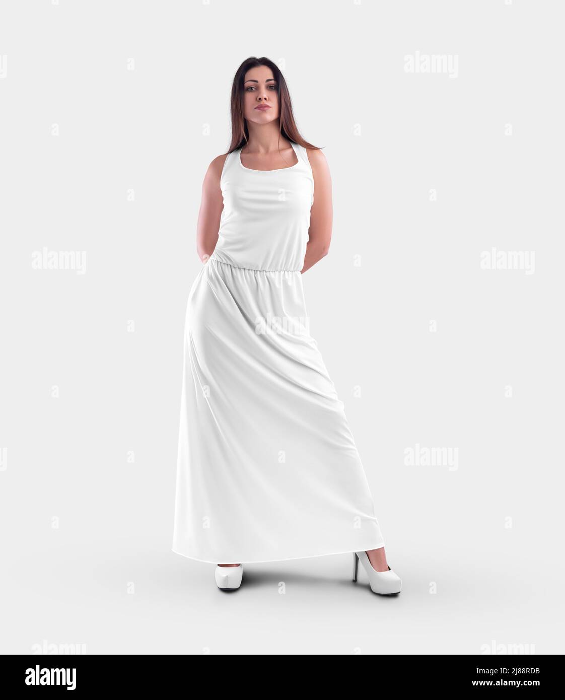 Modell eines weißen langen Kleides mit elastischem Taillenbund, auf einer schönen Frau in Fersen, isoliert auf dem Hintergrund, Vorderansicht. Sundress-Vorlage, stilvoll Stockfoto