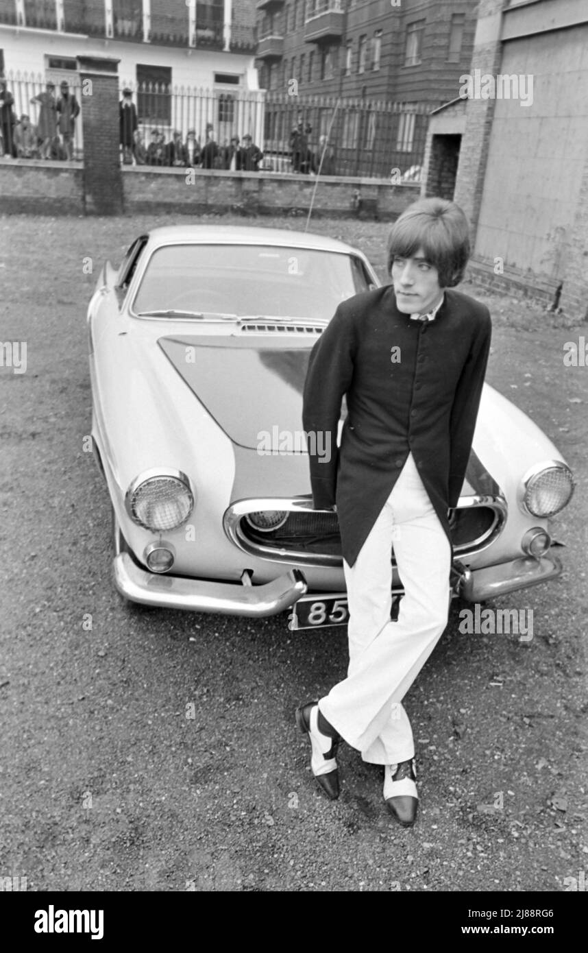 DER WHO-Sänger Roger Daltrey mit seinem Volvo P1800 Coupé im November 1966. Die Gruppe hatte gerade eine Live-Aufnahme für das deutsche Fernsehen auf dem Gelände des Hauptquartiers des Herzogs von York in Chelsea, London, fertiggestellt. Foto: Tony Gale Stockfoto