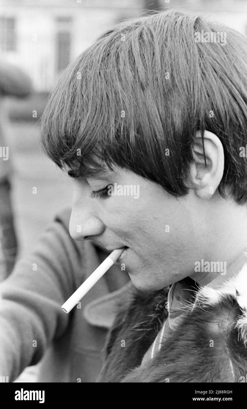 DER WHO-Schlagzeuger Keith Moon gibt im November 1966 Autogramme. Die Gruppe machte eine Pause, während sie eine Live-Performance für das deutsche Fernsehen auf dem Gelände des Hauptquartiers des Herzogs von York in Chelsea, London, aufnahm. Foto: Tony Gale Stockfoto
