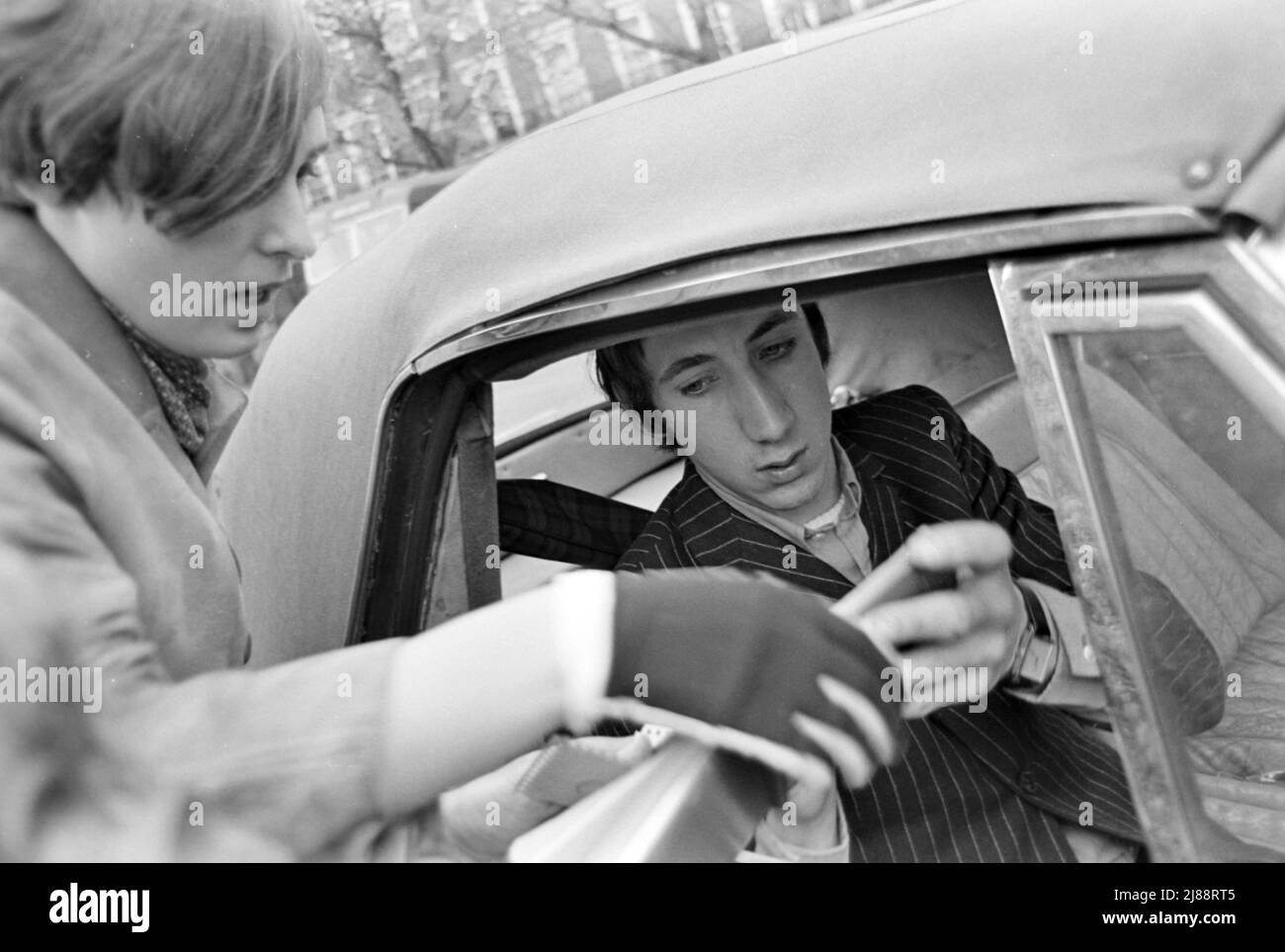THE WHO Pete Townshend unterzeichnet im November 1966 ein Autogramm, als er eine Live-Außensitzung für das deutsche Fernsehen auf dem Gelände des Hauptquartiers des Herzogs von York, Chelsea, London, verlässt. Foto: Tony Galer Stockfoto
