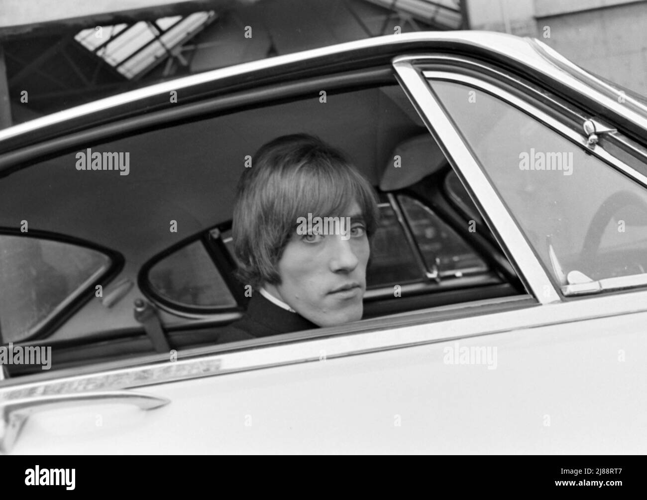 DER WHO-Sänger Roger Daltrey mit seinem Volvo P1800 Coupé im November 1966. Die Gruppe hatte gerade eine Live-Aufnahme für das deutsche Fernsehen auf dem Gelände des Hauptquartiers des Herzogs von York in Chelsea, London, fertiggestellt. Foto: Tony Gale Stockfoto