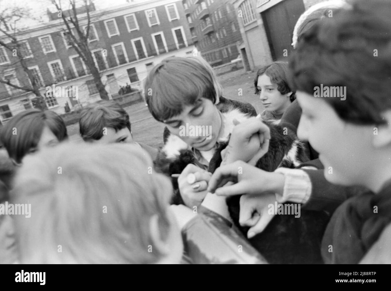 DER WHO-Schlagzeuger Keith Moon gibt im November 1966 Autogramme. Die Gruppe machte eine Pause, während sie eine Live-Performance für das deutsche Fernsehen auf dem Gelände des Hauptquartiers des Herzogs von York in Chelsea, London, aufnahm. Foto: Tony Gale Stockfoto