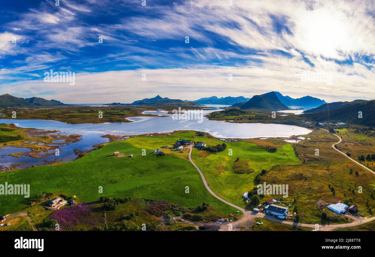 Luftaufnahme von Straßen, die durch die Lofoten-Inseln in Norwegen führen Stockfoto
