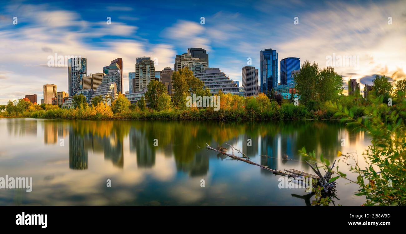 Skyline von Calgary mit Bow River, Kanada Stockfoto