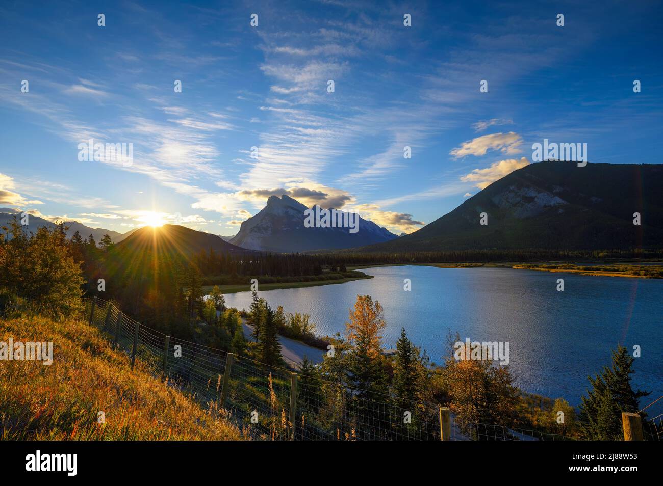 Sonnenaufgang über den Vermilion Lakes im Banff National Park, Kanada Stockfoto