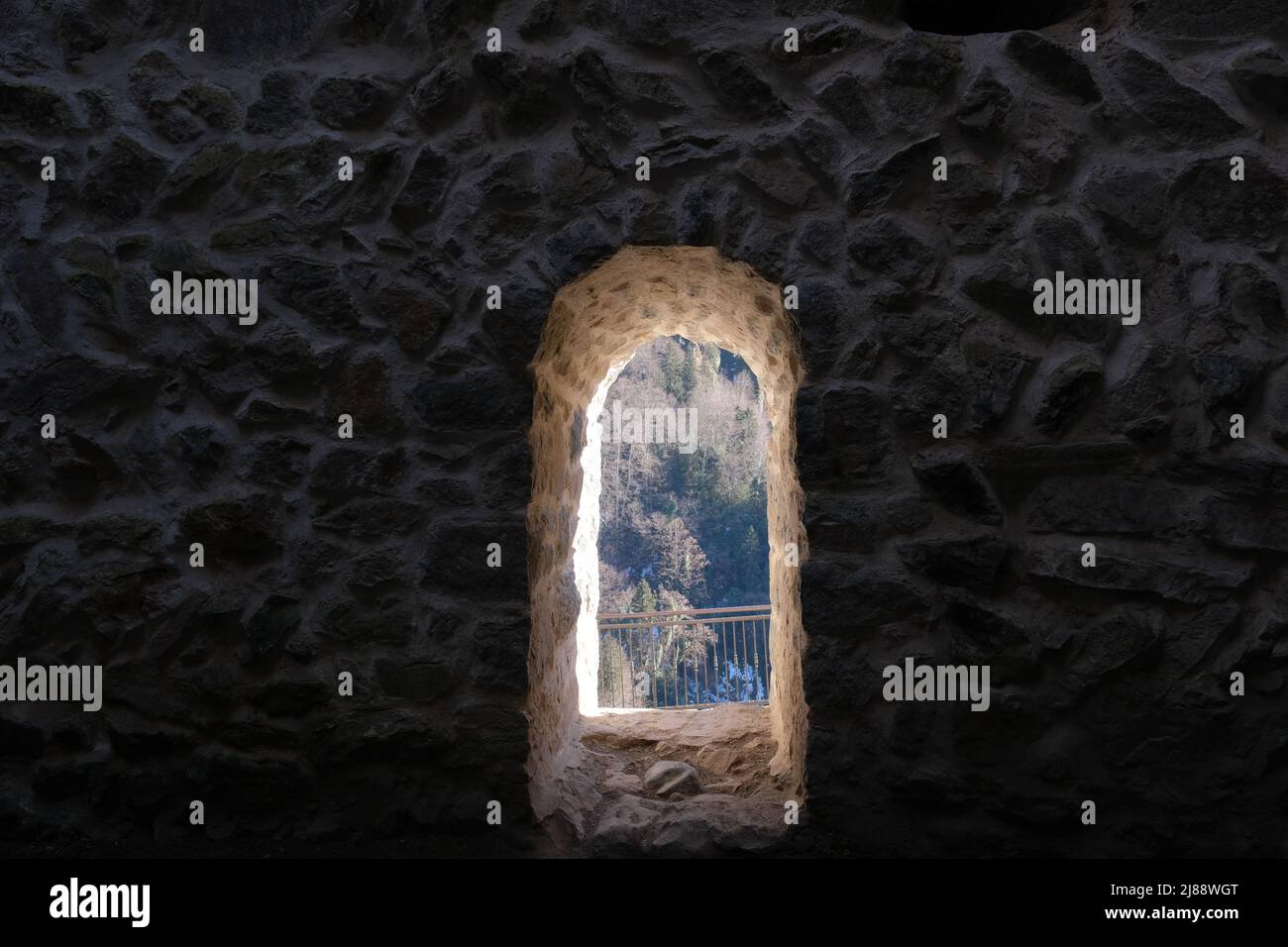 Die Ruinen einer mittelalterlichen Burg in der Altstadt von Rize, Zilkale. Kleine mittelalterliche Burg Wind und Bergkiefer Hintergrund. Stockfoto