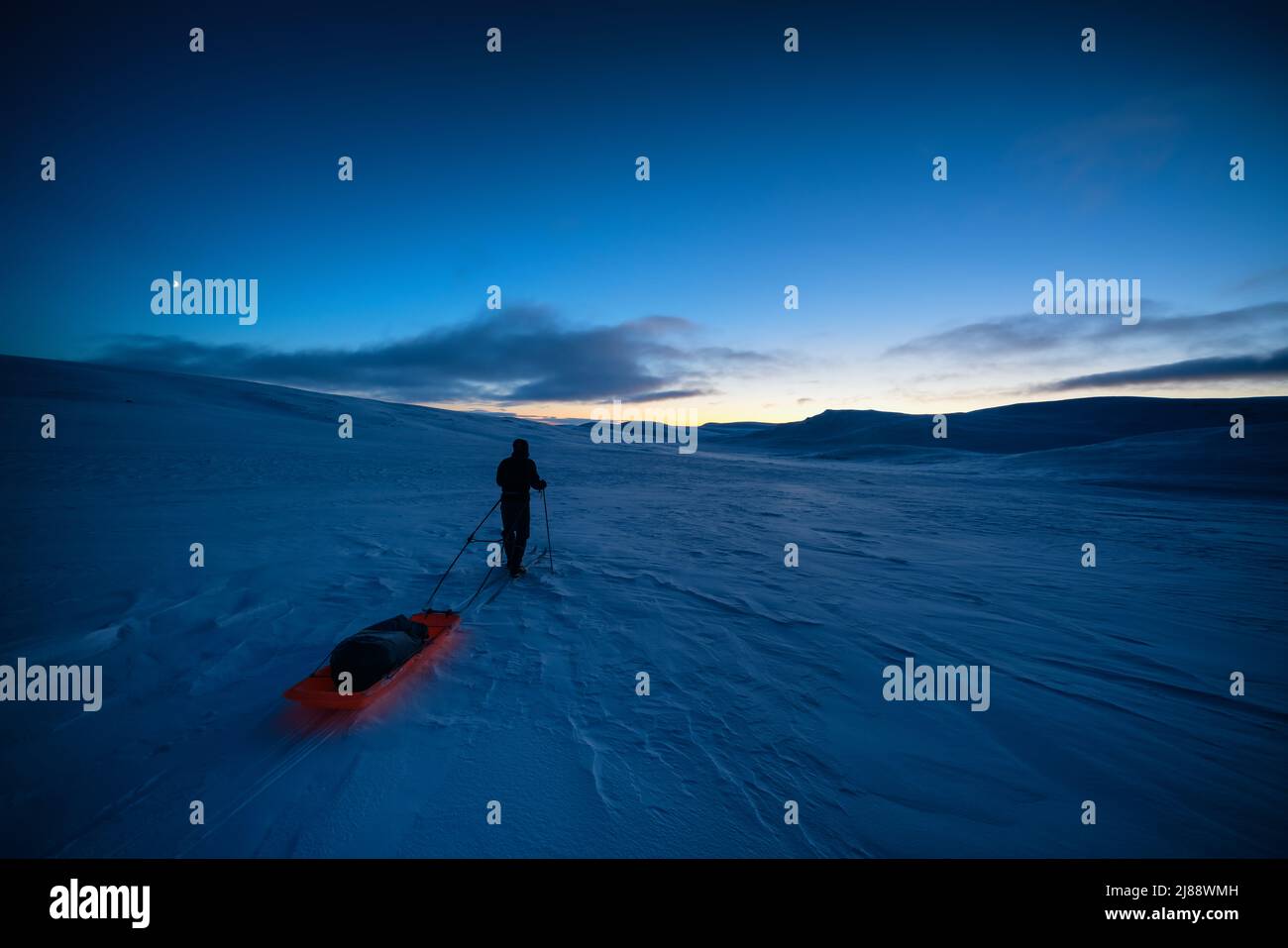 Skitouren in der Abenddämmerung, Enontekiö, Lappland, Finnland Stockfoto