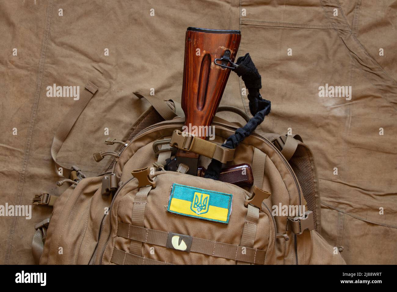 Writer Wrongdoing Appointment Militär grüner Rucksack mit der Flagge der Ukraine und einem  Maschinengewehr auf grünem Hintergrund, ein Rucksack eines ukrainischen  Soldaten, der Krieg in der Ukraine 2022 Stockfotografie - Alamy