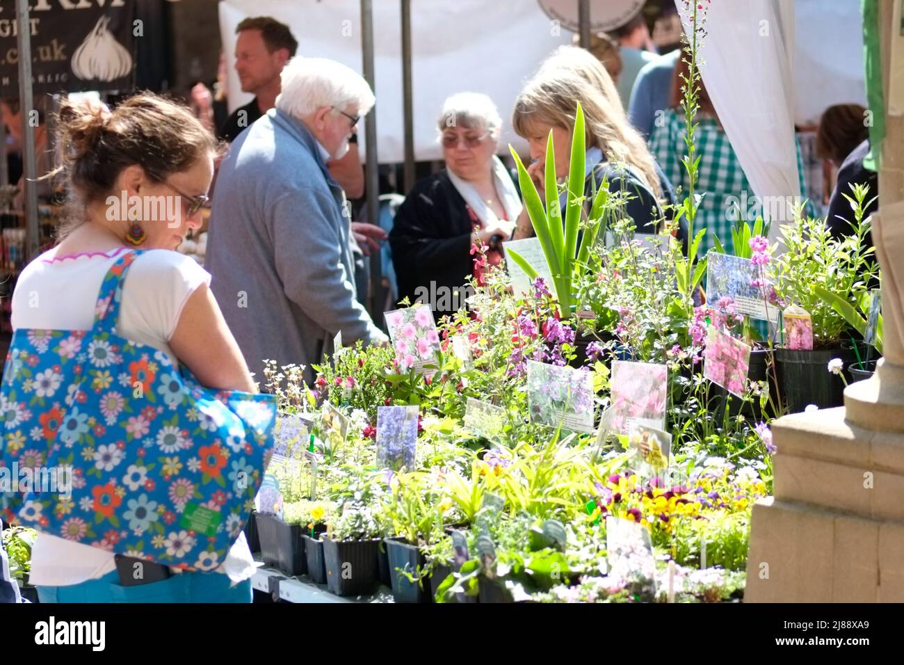 Stroud, Großbritannien. 14.. Mai 2022. Der Stroud Market zieht an einem sonnigen Samstag die Massen an. Der Markt in dieser Stadt von Cotswold zieht Menschen aus der ganzen Stadt an. Kredit: JMF Nachrichten/Alamy Live Nachrichten Stockfoto