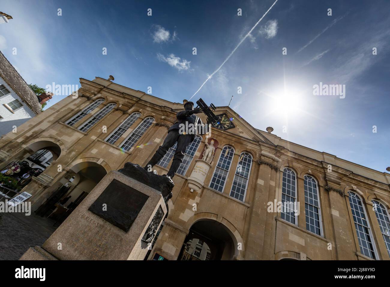 Shire Hall, Monmouth Town Hall und Statue von Charles Rolls und Henry Fifth. Stockfoto