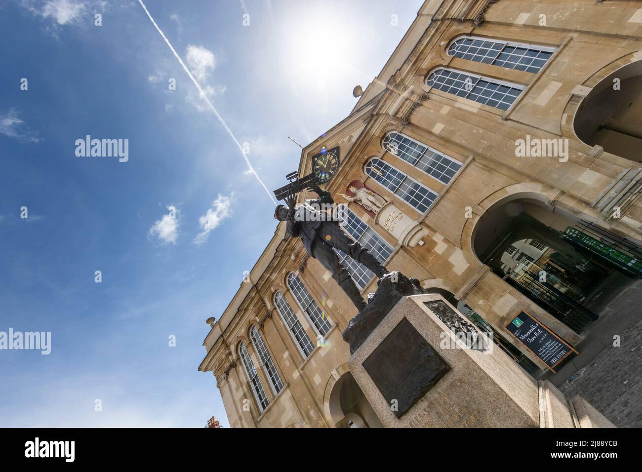 Shire Hall, Monmouth Town Hall und Statue von Charles Rolls und Henry Fifth. Stockfoto
