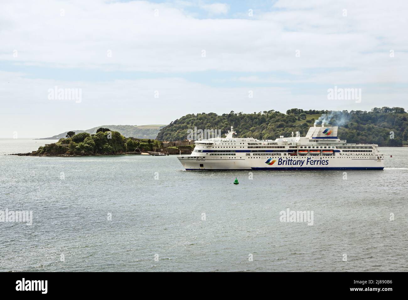 Brittany Ferries Schiff, Pont Aven vorbei an Drakes Island im Plymouth Sound. Cornwall bildet den Hintergrund. Die Pont Aven ist ein regelmäßiger Besucher von Millba Stockfoto