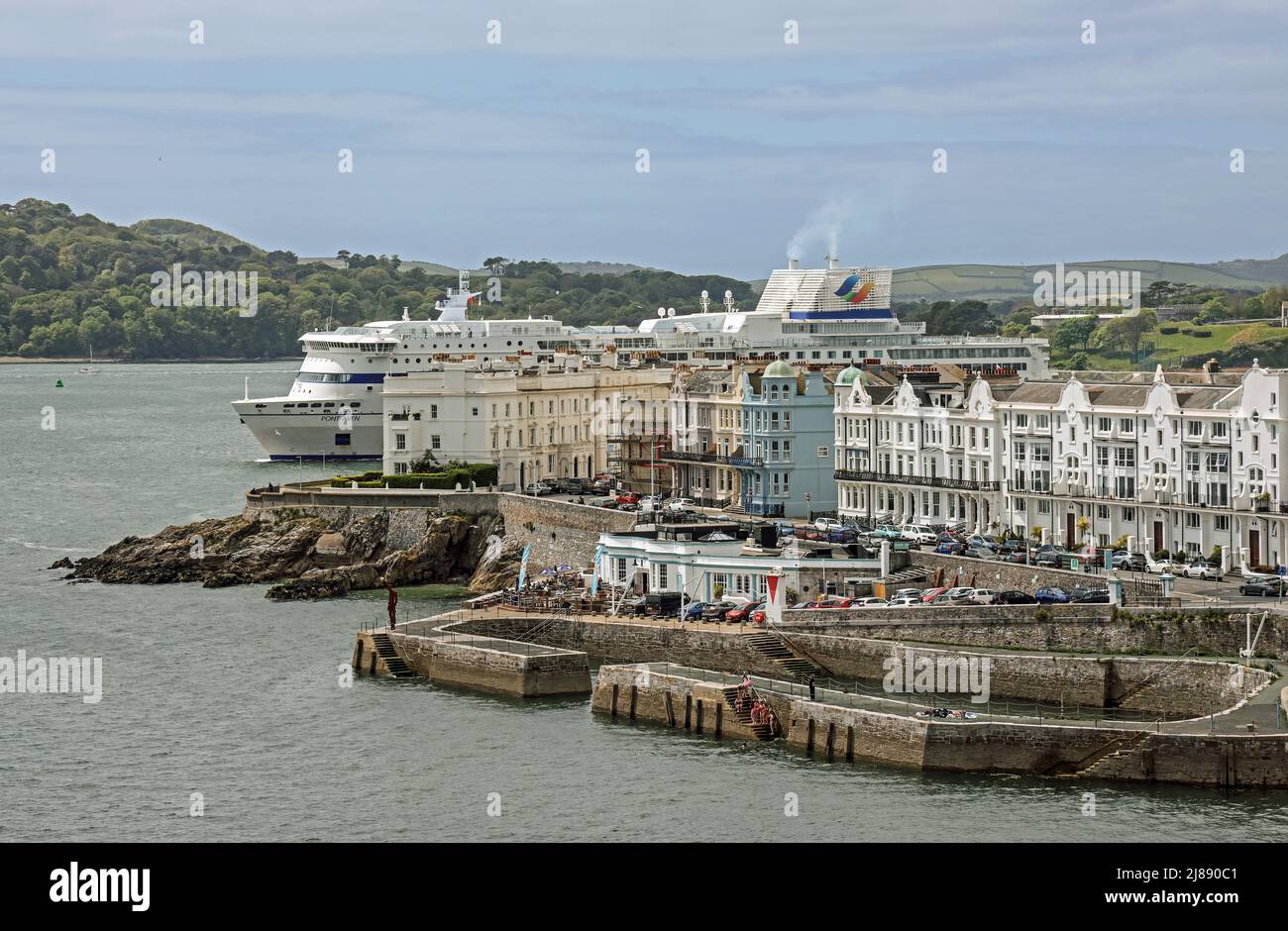 Das Schiff Brittany Ferries, Pont Aven, ragt über die Gebäude am Wasser in West Hoe, während es die Millbay Docks in Plymouth verlässt. Zu den regelmäßigen Dienstleistungen gehören Pl Stockfoto