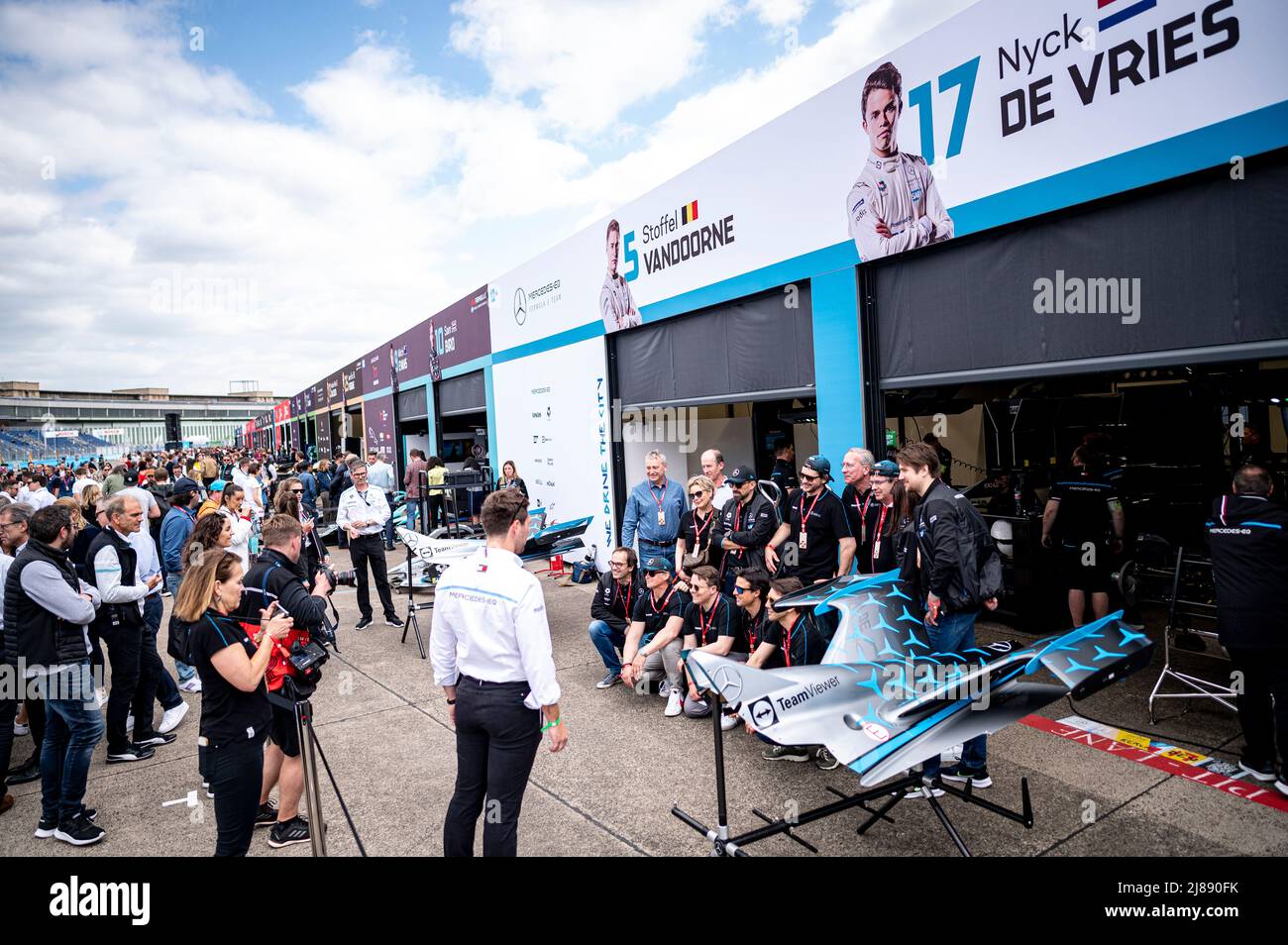 Berlin, Deutschland. 14.. Mai 2022. Formel E: Berlin E-Prix im Tempelhofer Feld, Rennen: Zuschauer stehen auf der Boxengasse. Quelle: Fabian Sommer/dpa/Alamy Live News Stockfoto