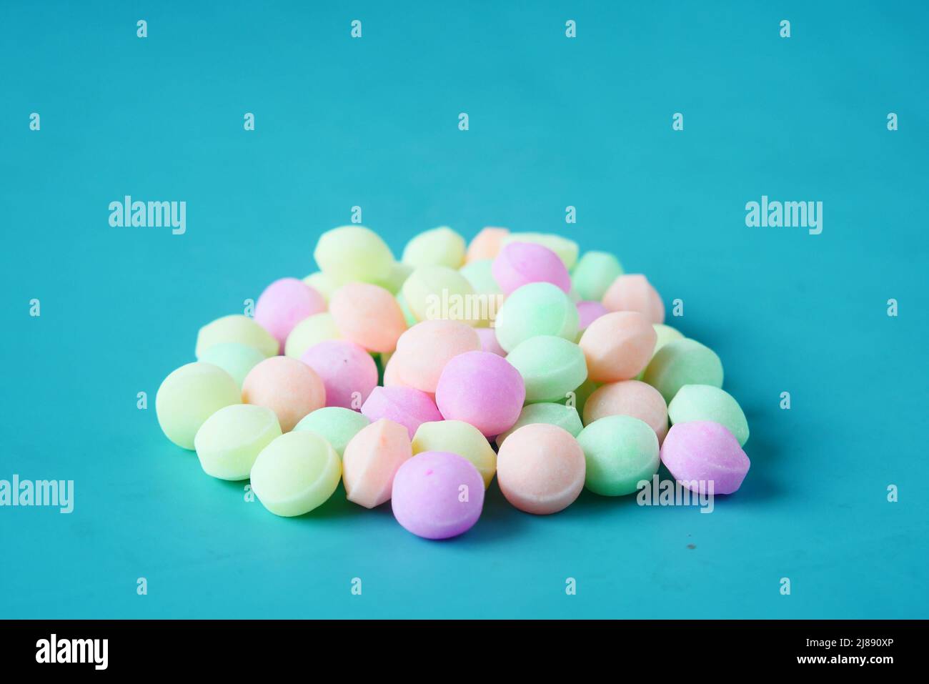 Bunte Naphthalin Ball auf hellgrünem Hintergrund. Stockfoto