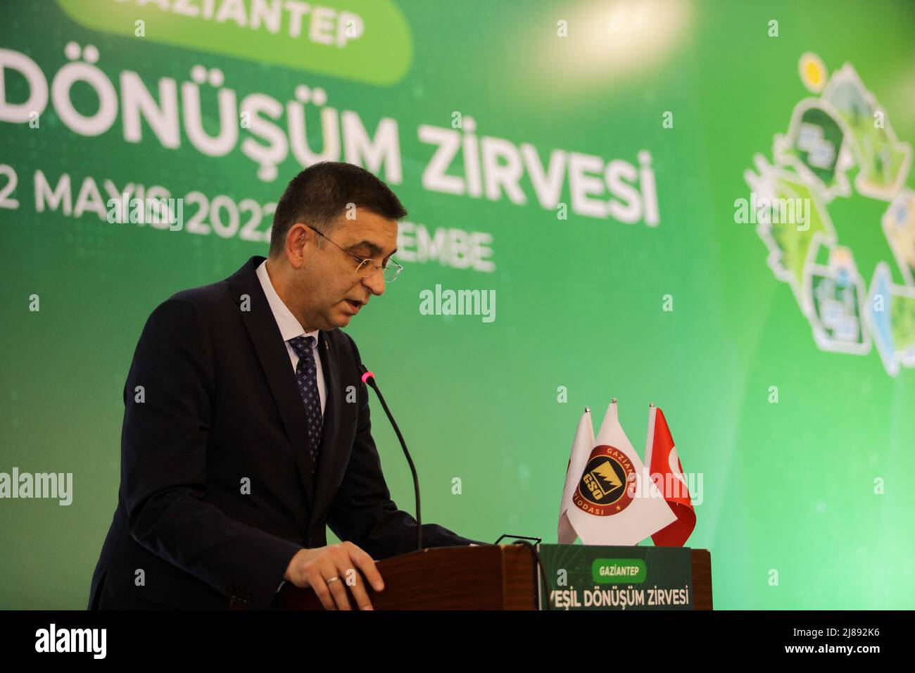 12. Mai 2022, Gaziantep, Türkei: Gaziantep, Türkei. 12 Mai 2022. Der Präsident der Industrie- und Handelskammer von Gaziantep, Adnan Ãœnverdi, hält eine Rede auf einem Gipfel, um die wirtschaftlichen Möglichkeiten der Zusammenarbeit zwischen der Türkei und Deutschland in der türkischen Stadt Gaziantep zu prüfen. Die Veranstaltung mit dem Titel ''Summit of Environmental Transformation'' ist Teil des Programms, das vom Bundesministerium für Wirtschaft und Entwicklung, gemeinsam mit der Organisation für deutsche Zusammenarbeit, dem türkischen Handelsministerium und der Handelskammer Gaziantep und Ind organisiert wird Stockfoto