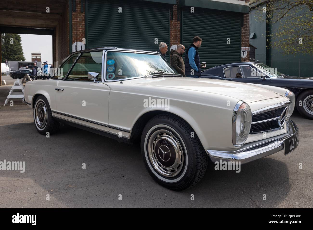 Mercedes Benz 280 SL ‘113YUM’ wird auf der April Scramble am 23.. April 2022 im Bicester Heritage Center ausgestellt Stockfoto