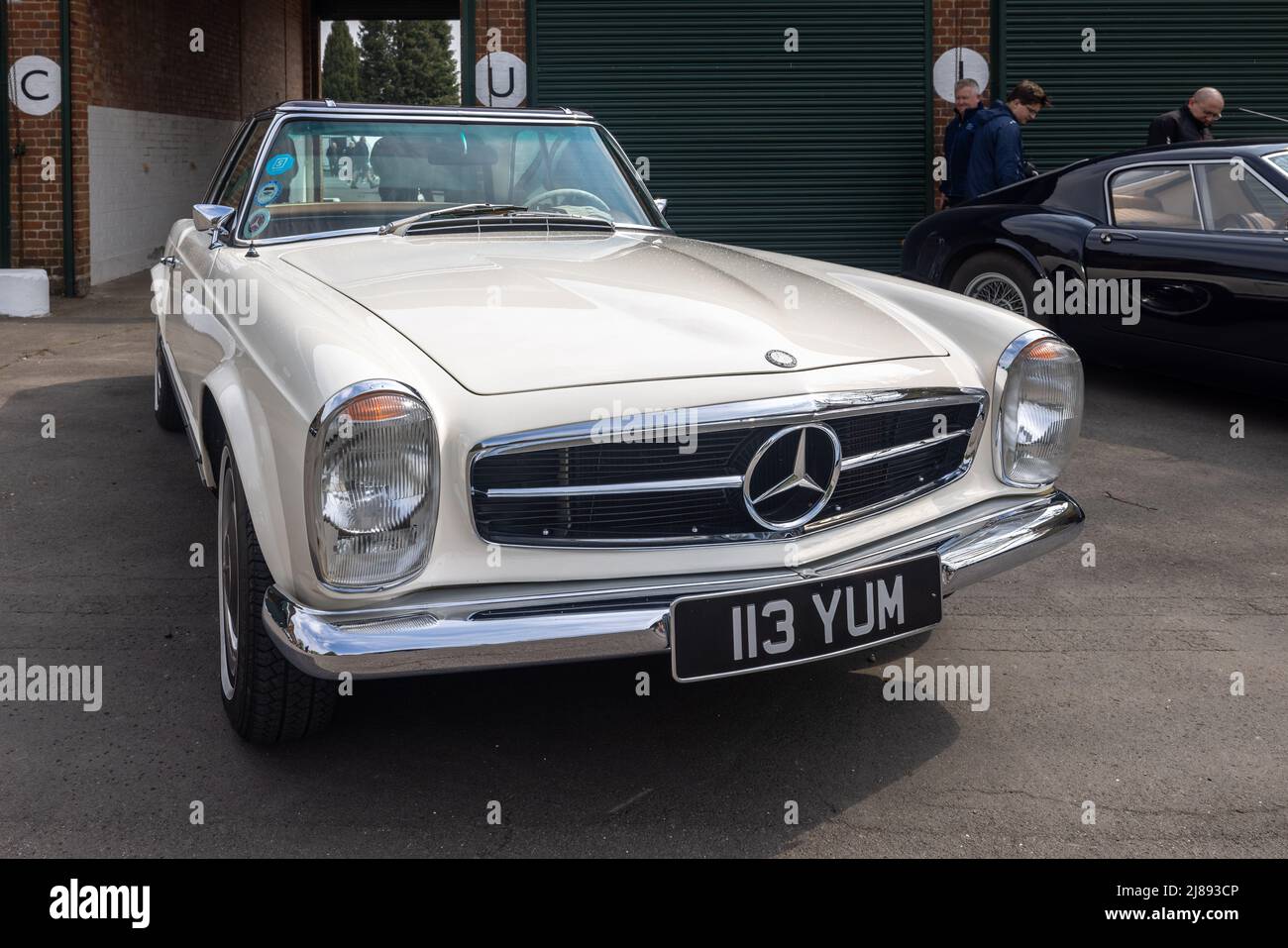 Mercedes Benz 280 SL ‘113YUM’ wird auf der April Scramble am 23.. April 2022 im Bicester Heritage Center ausgestellt Stockfoto