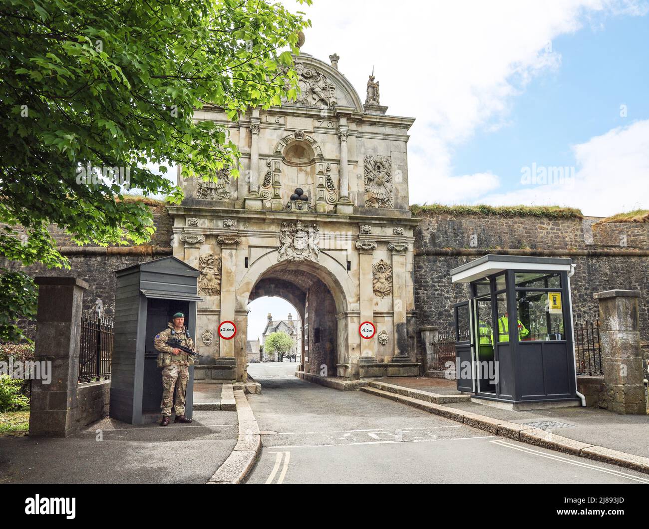 Das barocke Torhaus um 1670 der Königlichen Zitadelle, in dem sich 29 das Kommandoregiment Royal Artillery befindet. Vor rund 450 Jahren erbaut, ist es das Land Stockfoto