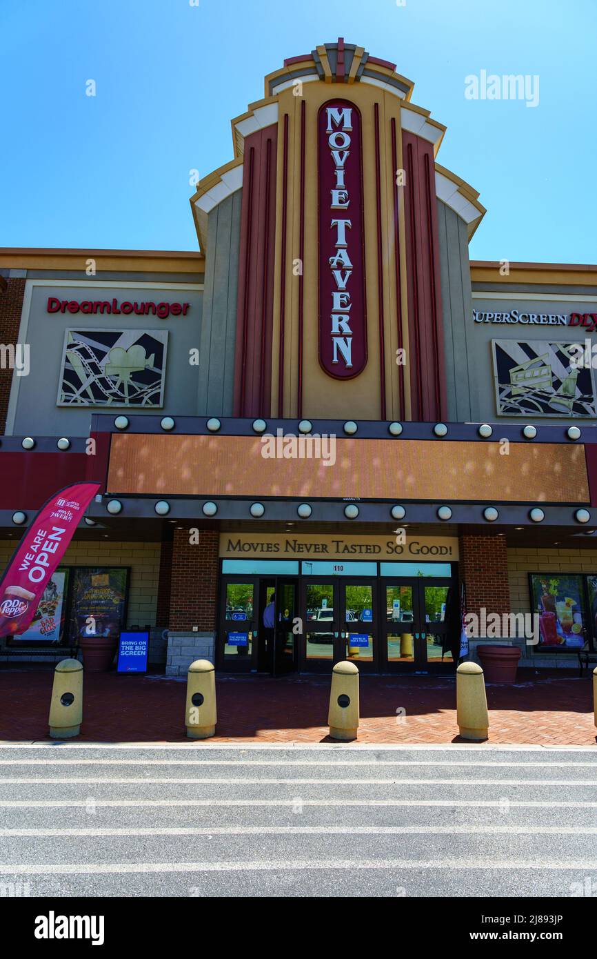 Exton, PA, USA - 10. Mai 2022: Die Movie Tavern an der Main Street im Exton Center bietet Filme und bietet auch eine Speisekarte mit frisch servierten Speisen zum Pat Stockfoto