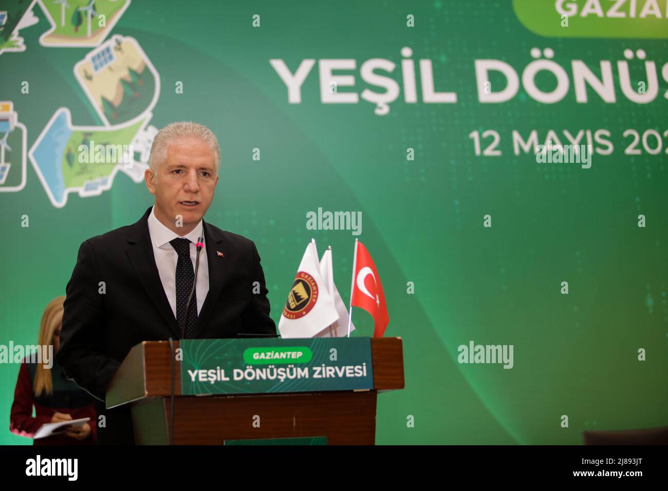 12. Mai 2022, Gaziantep, Türkei: Gaziantep, Türkei. 12 Mai 2022. Der Gouverneur von Gaziantep, Davut GÃ¼l, hält eine Rede auf einem Gipfel, um die wirtschaftlichen Möglichkeiten der Zusammenarbeit zwischen der Türkei und Deutschland in der türkischen Stadt Gaziantep zu prüfen. Die Veranstaltung mit dem Titel ''Summit of Environmental Transformation'' ist Teil des Programms, das vom Bundesministerium für Wirtschaft und Entwicklung, gemeinsam mit der Organisation für deutsche Zusammenarbeit, dem türkischen Handelsministerium und der Industrie- und Handelskammer Gaziantep organisiert wird. Der Präsident der Gaziantep-Kammer Stockfoto