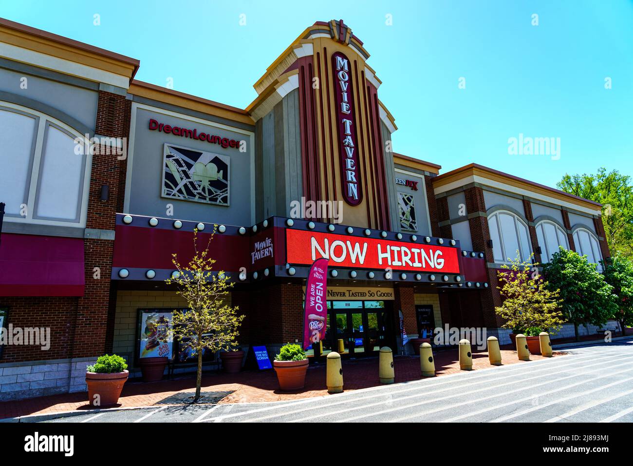 Exton, PA, USA - 10. Mai 2022: Die Movie Tavern an der Main Street im Exton Center bietet Filme und bietet auch eine Speisekarte mit frisch servierten Speisen zum Pat Stockfoto