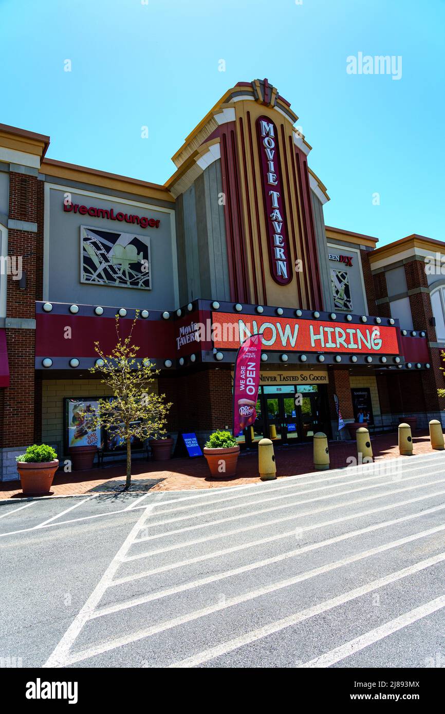 Exton, PA, USA - 10. Mai 2022: Die Movie Tavern an der Main Street im Exton Center bietet Filme und bietet auch eine Speisekarte mit frisch servierten Speisen zum Pat Stockfoto
