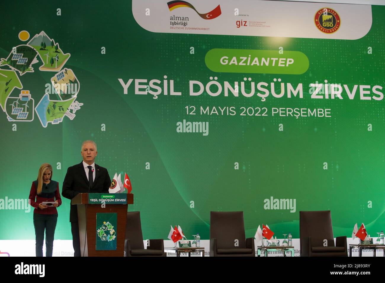 12. Mai 2022, Gaziantep, Türkei: Gaziantep, Türkei. 12 Mai 2022. Der Gouverneur von Gaziantep, Davut GÃ¼l, hält eine Rede auf einem Gipfel, um die wirtschaftlichen Möglichkeiten der Zusammenarbeit zwischen der Türkei und Deutschland in der türkischen Stadt Gaziantep zu prüfen. Die Veranstaltung mit dem Titel ''Summit of Environmental Transformation'' ist Teil des Programms, das vom Bundesministerium für Wirtschaft und Entwicklung, gemeinsam mit der Organisation für deutsche Zusammenarbeit, dem türkischen Handelsministerium und der Industrie- und Handelskammer Gaziantep organisiert wird. Der Präsident der Gaziantep-Kammer Stockfoto