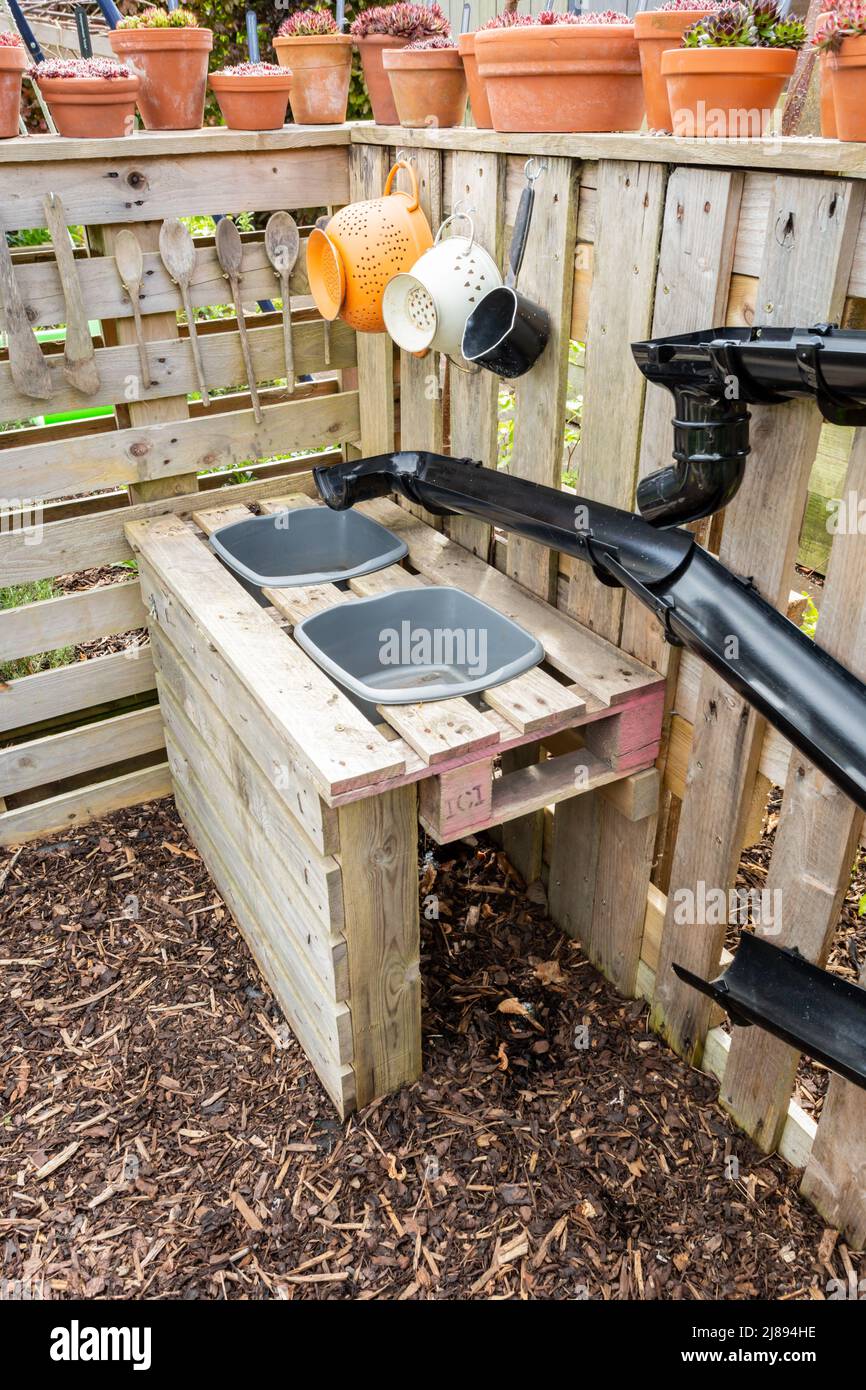 Hausgemachter Spielplatz oder Schlammküche in einem Garten UK 2022 Stockfoto